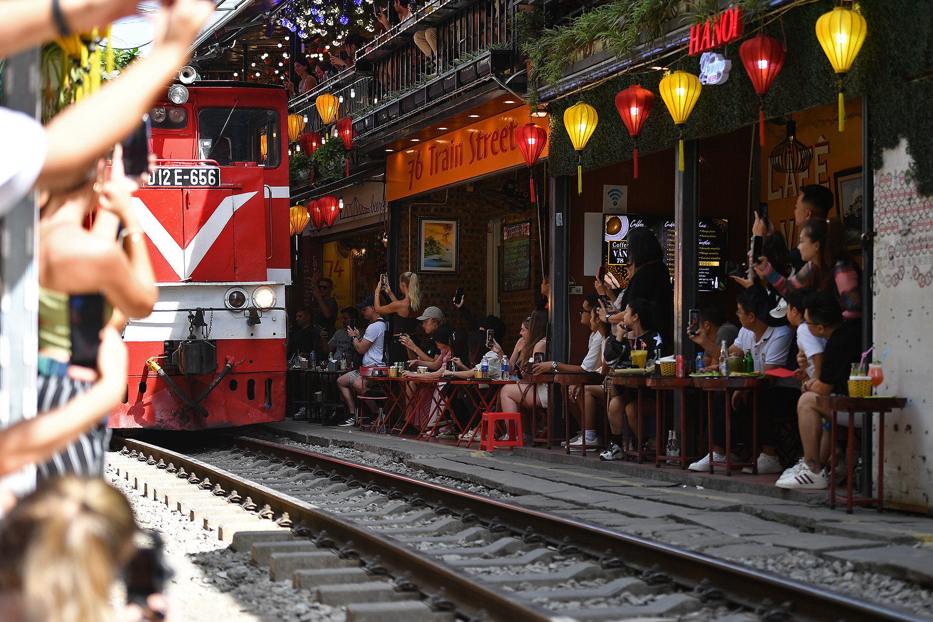 Sự ra đời và những thành công nhất định của quán cà phê Hỏa Xa tại ga Long Biên (Hà Nội) là thí dụ rất đáng quan tâm về nỗ lực đa dạng hóa dịch vụ của ngành đường sắt Việt Nam. Hy vọng rằng, những sáng kiến, sáng tạo tương tự có thể áp dụng hiệu quả cho "cà phê đường tàu", để mô hình này có thể hoạt động trên tinh thần bảo đảm an ninh, an toàn, mang lại hình ảnh đẹp về du lịch Việt Nam trong mắt bạn bè quốc tế.