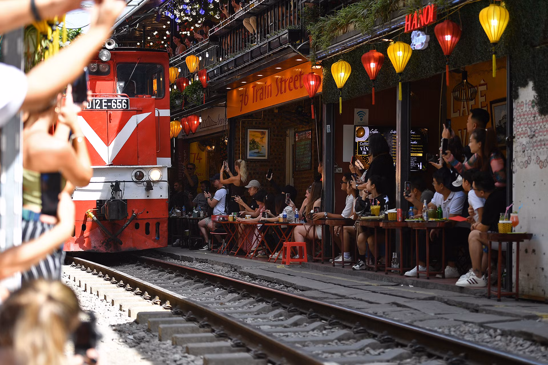 Sự ra đời và những thành công nhất định của quán cà phê Hỏa Xa tại ga Long Biên (Hà Nội) là thí dụ rất đáng quan tâm về nỗ lực đa dạng hóa dịch vụ của ngành đường sắt Việt Nam. Hy vọng rằng, những sáng kiến, sáng tạo tương tự có thể áp dụng hiệu quả cho "cà phê đường tàu", để mô hình này có thể hoạt động trên tinh thần bảo đảm an ninh, an toàn, mang lại hình ảnh đẹp về du lịch Việt Nam trong mắt bạn bè quốc tế. Sự ra đời và những thành công nhất định của quán cà phê Hỏa Xa tại ga Long Biên (Hà Nội) là thí dụ rất đáng quan tâm về nỗ lực đa dạng hóa dịch vụ của ngành đường sắt Việt Nam. Hy vọng rằng, những sáng kiến, sáng tạo tương tự có thể áp dụng hiệu quả cho "cà phê đường tàu", để mô hình này có thể hoạt động trên tinh thần bảo đảm an ninh, an toàn, mang lại hình ảnh đẹp về du lịch Việt Nam trong mắt bạn bè quốc tế.