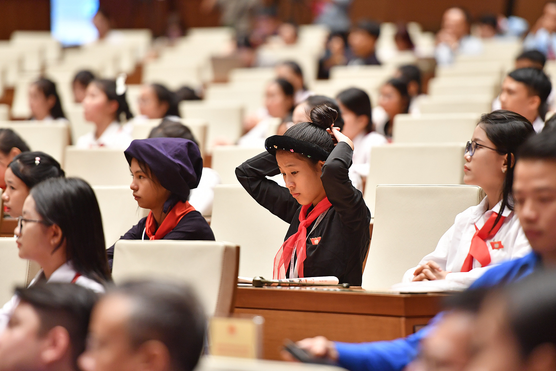 Tại phiên chất vấn và trả lời chất vấn, nhiều đại biểu dân tộc thiểu số mong muốn các cấp, các ngành, cơ quan chức năng phối hợp chặt chẽ hơn trong kiểm soát thuốc lá điện tử, thuốc lá nung nóng trong môi trường học đường.