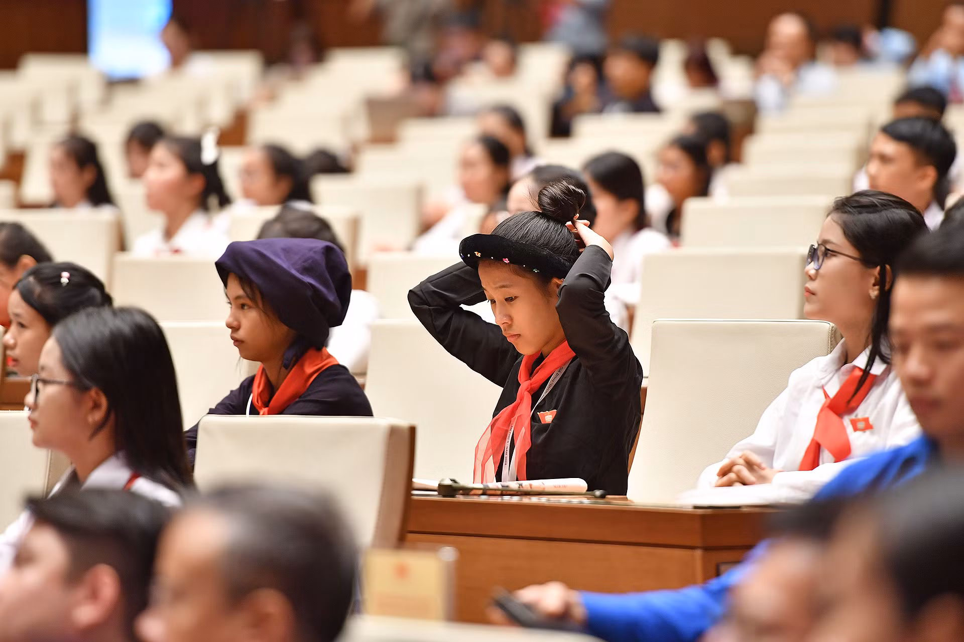 Tại phiên chất vấn và trả lời chất vấn, nhiều đại biểu dân tộc thiểu số mong muốn các cấp, các ngành, cơ quan chức năng phối hợp chặt chẽ hơn trong kiểm soát thuốc lá điện tử, thuốc lá nung nóng trong môi trường học đường.