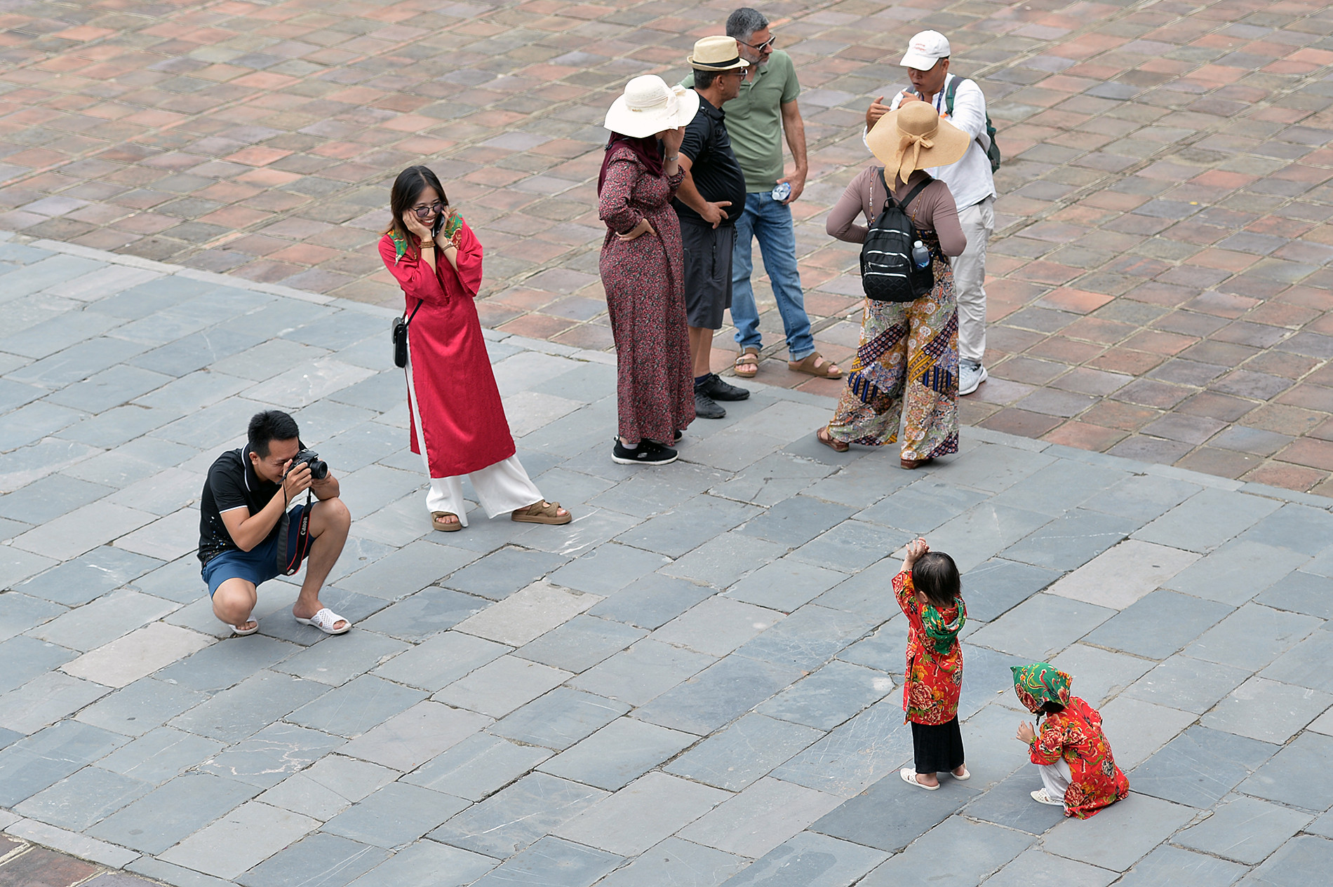 Không chỉ thanh niên, sinh viên, Đại nội Huế thời gian gần đây đón rất nhiều du khách "nhí" trong những bộ cổ phục. Trái với suy nghĩ của nhiều người, việc mặc một bộ áo ngũ thân hoặc áo dài cách tân càng làm toát lên vẻ hồn nhiên, trong sáng của những vị khách đặc biệt này. Đón bắt xu hướng của giới trẻ, các cửa hàng trang phục trên địa bàn thành phố Huế không ngừng làm phong phú thêm kho cổ phục cho thuê, từ kích cỡ, kiểu dáng đến các loại phụ kiện đi kèm để phục vụ khách hàng.