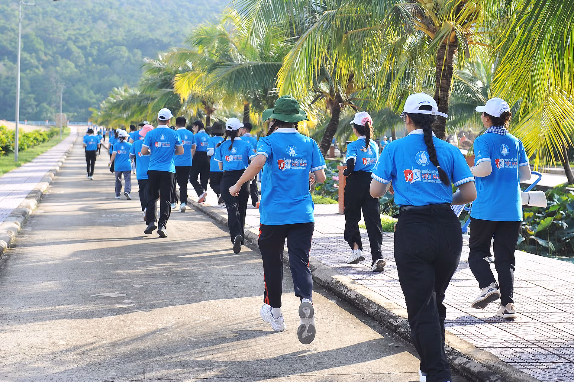 Các vận động viên băng qua những cung đường chạy xanh mướt trên đảo Thổ Châu. Các vận động viên băng qua những cung đường chạy xanh mướt trên đảo Thổ Châu.