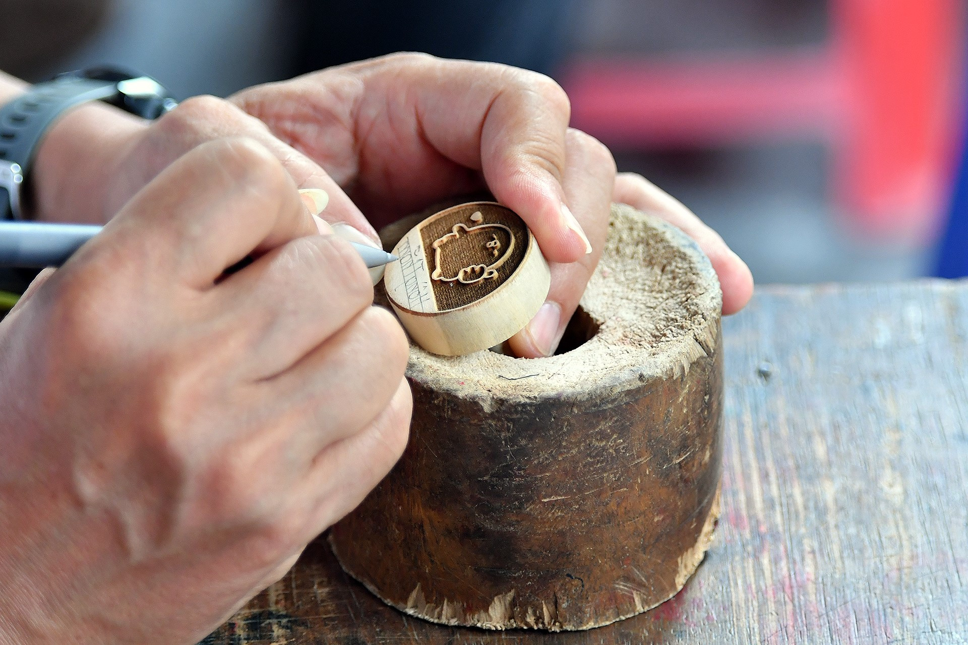 Để chiều lòng những khách hàng trẻ tuổi, các nghệ nhân đã đưa thêm nhiều hình ảnh, hoa văn có xuất xứ từ những tác phẩm văn hóa hiện đại lên con dấu gỗ. Được biết, chất liệu của các con dấu phải là loại gỗ thừng mực bởi đặc tính nhẹ, mịn và thấm mực đều. Việc khắc tên lên con dấu là công đoạn đòi hỏi sự tỉ mỉ, chính xác và tay nghề cao, bởi mọi ký tự đều phải được thực hiện ngược. Để chiều lòng những khách hàng trẻ tuổi, các nghệ nhân đã đưa thêm nhiều hình ảnh, hoa văn có xuất xứ từ những tác phẩm văn hóa hiện đại lên con dấu gỗ. Được biết, chất liệu của các con dấu phải là loại gỗ thừng mực bởi đặc tính nhẹ, mịn và thấm mực đều. Việc khắc tên lên con dấu là công đoạn đòi hỏi sự tỉ mỉ, chính xác và tay nghề cao, bởi mọi ký tự đều phải được thực hiện ngược.