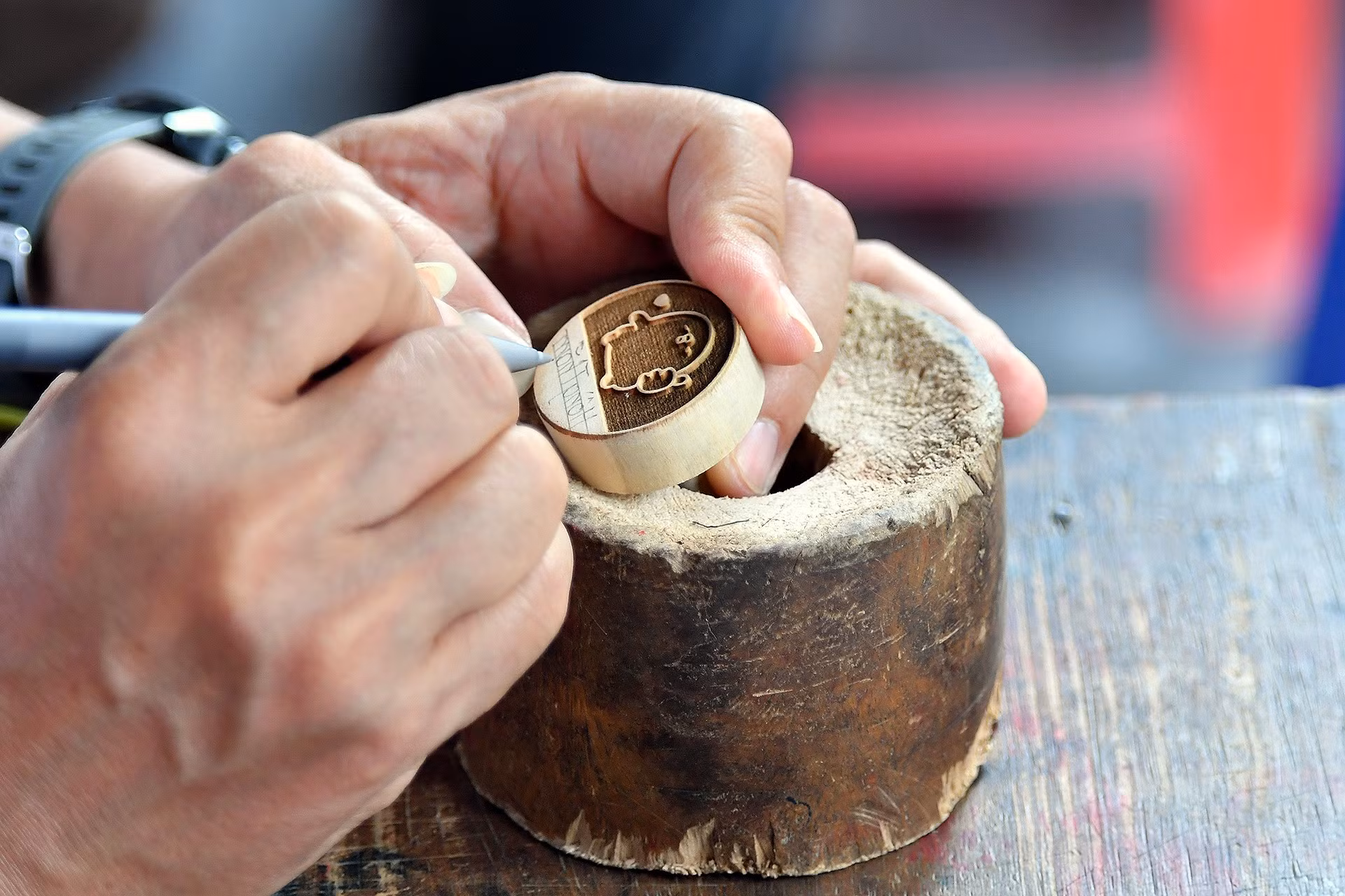 Để chiều lòng những khách hàng trẻ tuổi, các nghệ nhân đã đưa thêm nhiều hình ảnh, hoa văn có xuất xứ từ những tác phẩm văn hóa hiện đại lên con dấu gỗ. Được biết, chất liệu của các con dấu phải là loại gỗ thừng mực bởi đặc tính nhẹ, mịn và thấm mực đều. Việc khắc tên lên con dấu là công đoạn đòi hỏi sự tỉ mỉ, chính xác và tay nghề cao, bởi mọi ký tự đều phải được thực hiện ngược. Để chiều lòng những khách hàng trẻ tuổi, các nghệ nhân đã đưa thêm nhiều hình ảnh, hoa văn có xuất xứ từ những tác phẩm văn hóa hiện đại lên con dấu gỗ. Được biết, chất liệu của các con dấu phải là loại gỗ thừng mực bởi đặc tính nhẹ, mịn và thấm mực đều. Việc khắc tên lên con dấu là công đoạn đòi hỏi sự tỉ mỉ, chính xác và tay nghề cao, bởi mọi ký tự đều phải được thực hiện ngược.