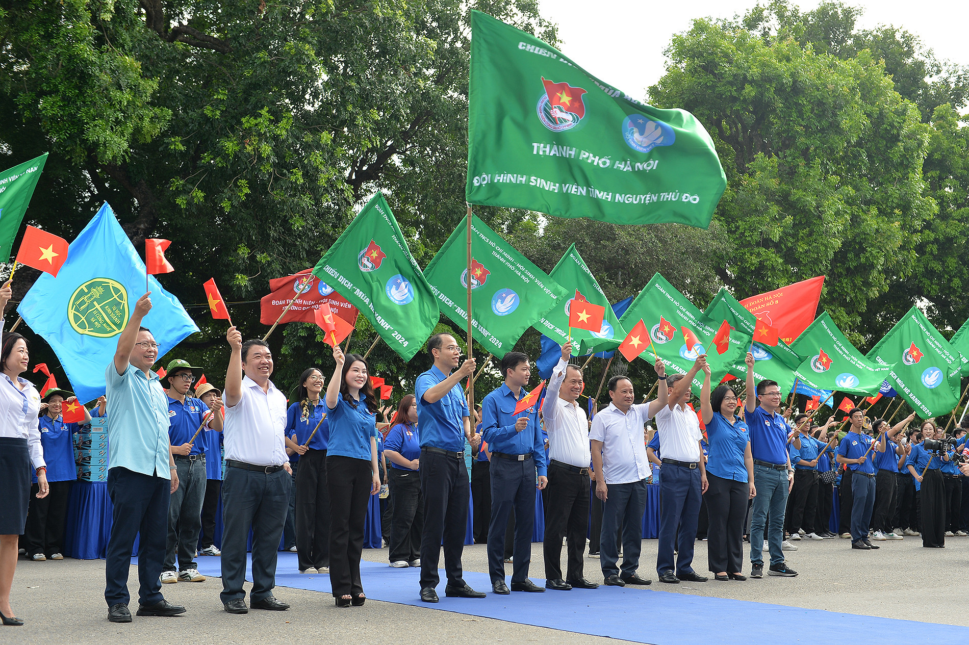 Các đồng chí đại diện lãnh đạo bộ, ban, ngành, đoàn thể Trung ương và Hà Nội cổ vũ tinh thần chiến sĩ tình nguyện "Mùa hè xanh". Các đồng chí đại diện lãnh đạo bộ, ban, ngành, đoàn thể Trung ương và Hà Nội cổ vũ tinh thần chiến sĩ tình nguyện "Mùa hè xanh".