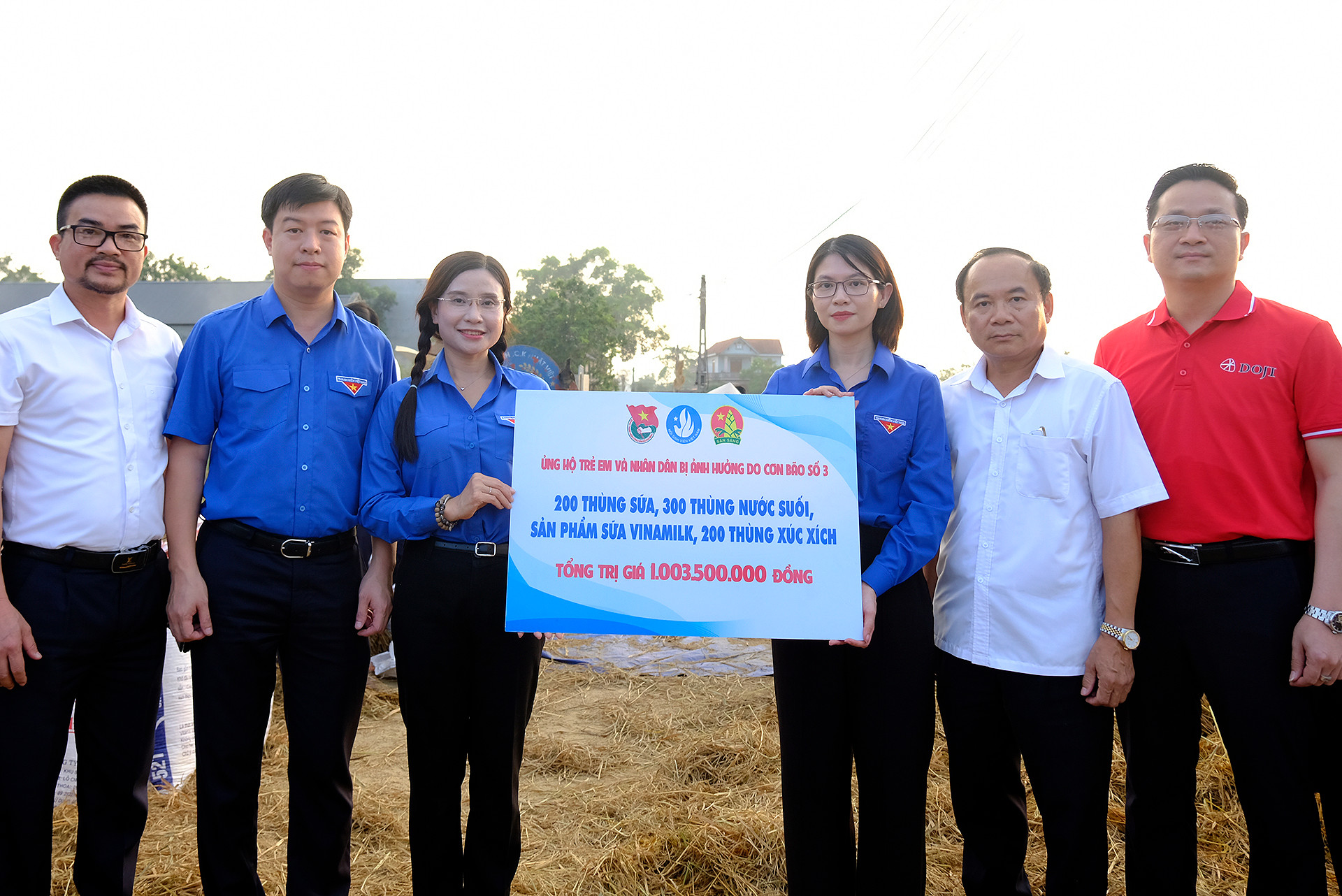 Đoàn công tác cùng các đơn vị, tổ chức, nhà hảo tâm phối hợp trao nguồn lực tặng Đoàn Thanh niên, Hội đồng Đội các địa phương để có thêm kinh phí chăm lo, đồng hành với thiếu nhi chịu ảnh hưởng của cơn bão số 3.