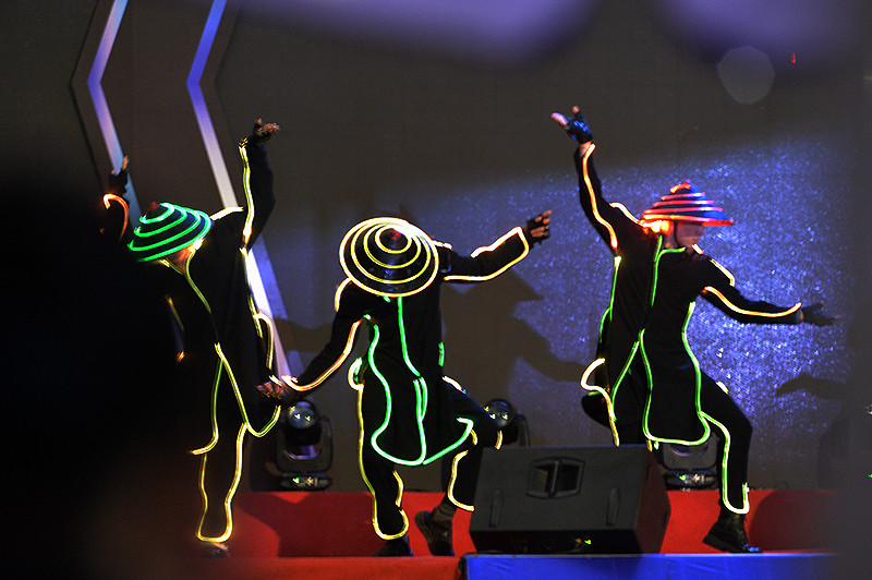 "Bữa tiệc" âm nhạc đầy màu sắc khiến không khí ngày càng "nóng" lên, bất chấp cơn mưa lớn.