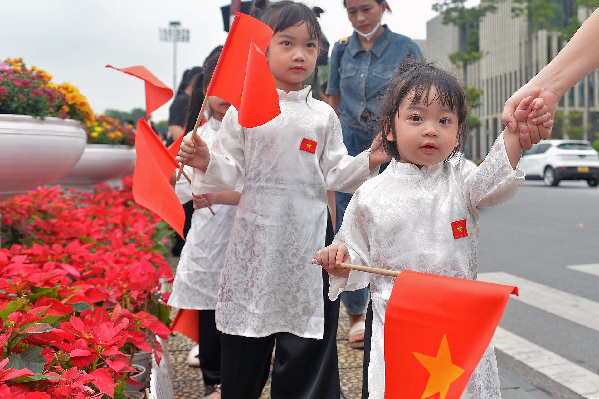 Tại khu vực Lăng Chủ tịch Hồ Chí Minh, dễ dàng nhận thấy rất nhiều "công dân nhí" được bố mẹ, thầy cô dẫn đi chơi Tết Độc lập. Tại khu vực Lăng Chủ tịch Hồ Chí Minh, dễ dàng nhận thấy rất nhiều "công dân nhí" được bố mẹ, thầy cô dẫn đi chơi Tết Độc lập.
