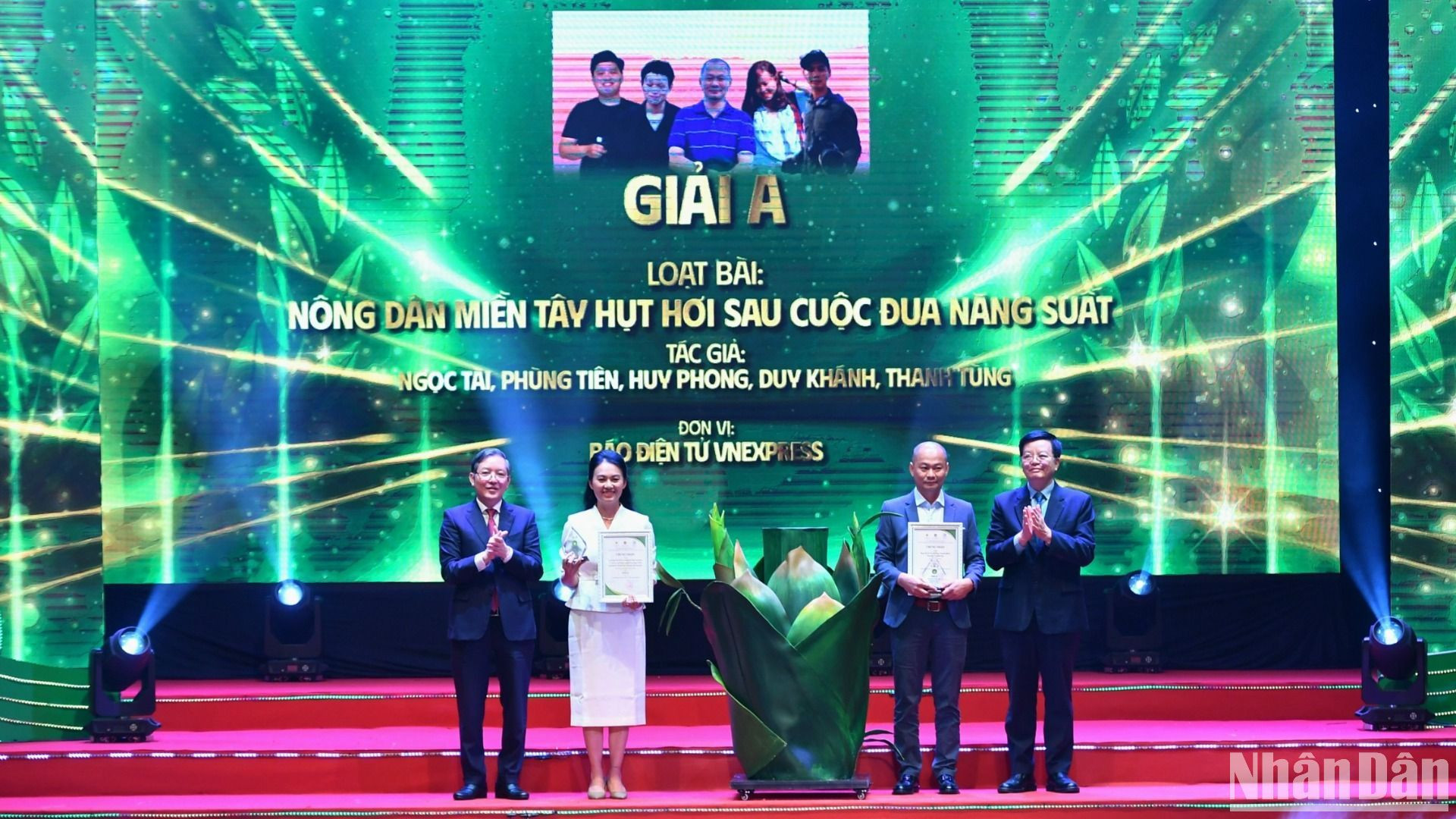 Các đồng chí Mai Văn Chính, Lương Quốc Đoàn (lần lượt ngoài cùng bên phải và trái) trao giải A tặng các tác giả xuất sắc.