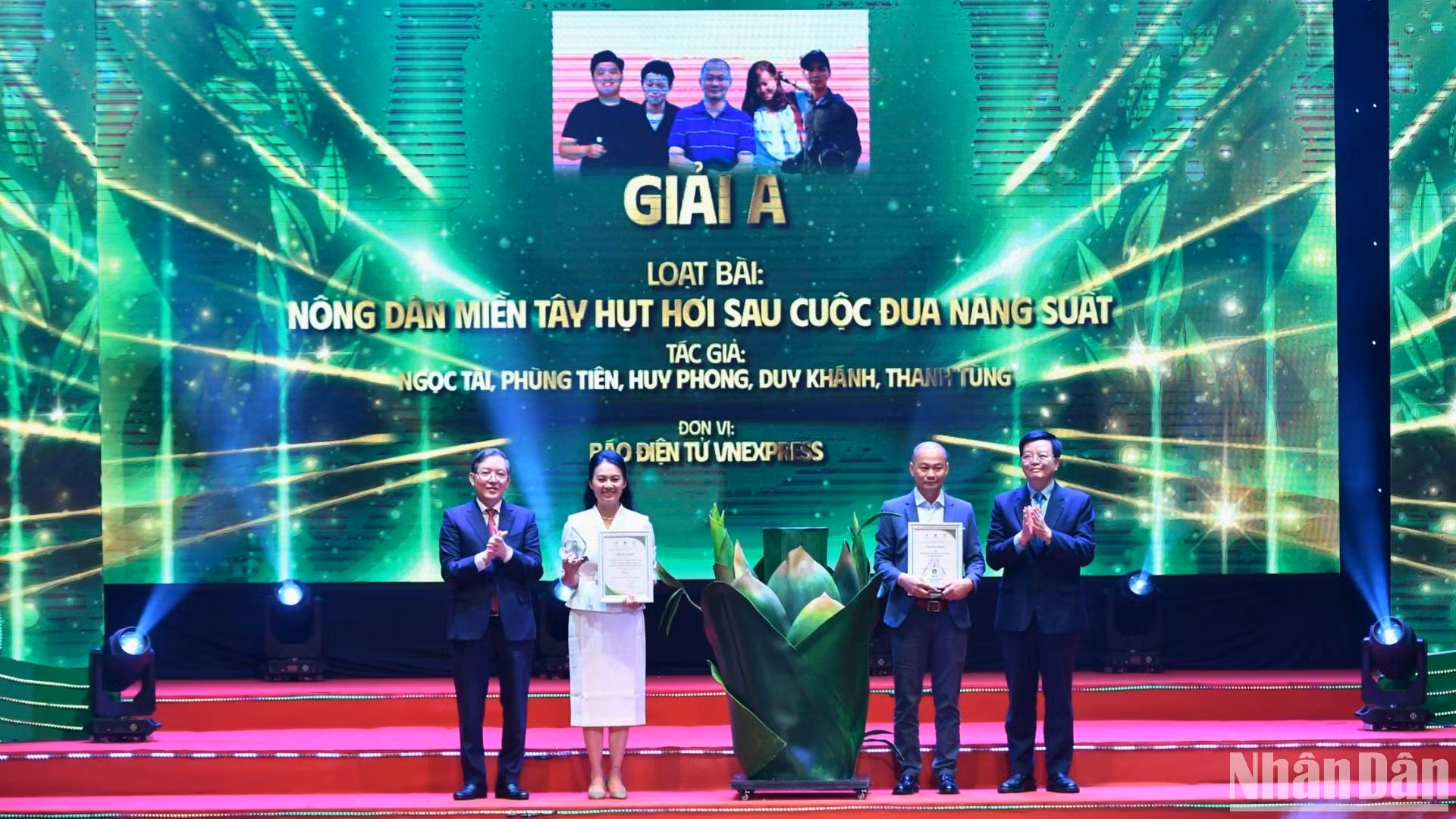 Các đồng chí Mai Văn Chính, Lương Quốc Đoàn (lần lượt ngoài cùng bên phải và trái) trao giải A tặng các tác giả xuất sắc.