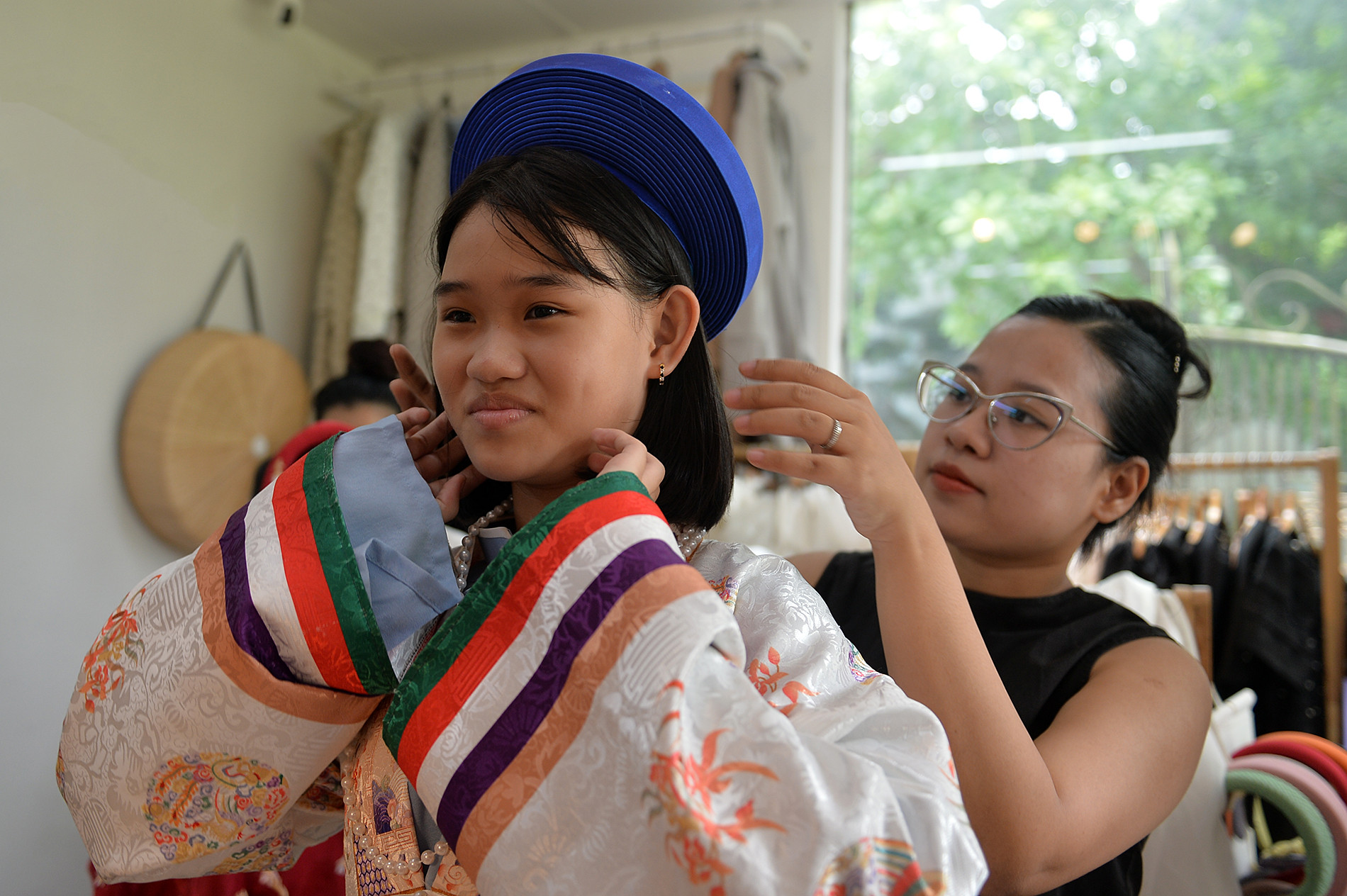 Chị Hà (áo đen trong ảnh), chủ một cửa hàng cho thuê cổ phục trên đường Lê Huân (thành phố Huế) cho biết: vào đợt cao điểm nghỉ hè, mỗi ngày chị đón tới hàng trăm khách du lịch. Trong đó, phần lớn là các bạn trẻ.