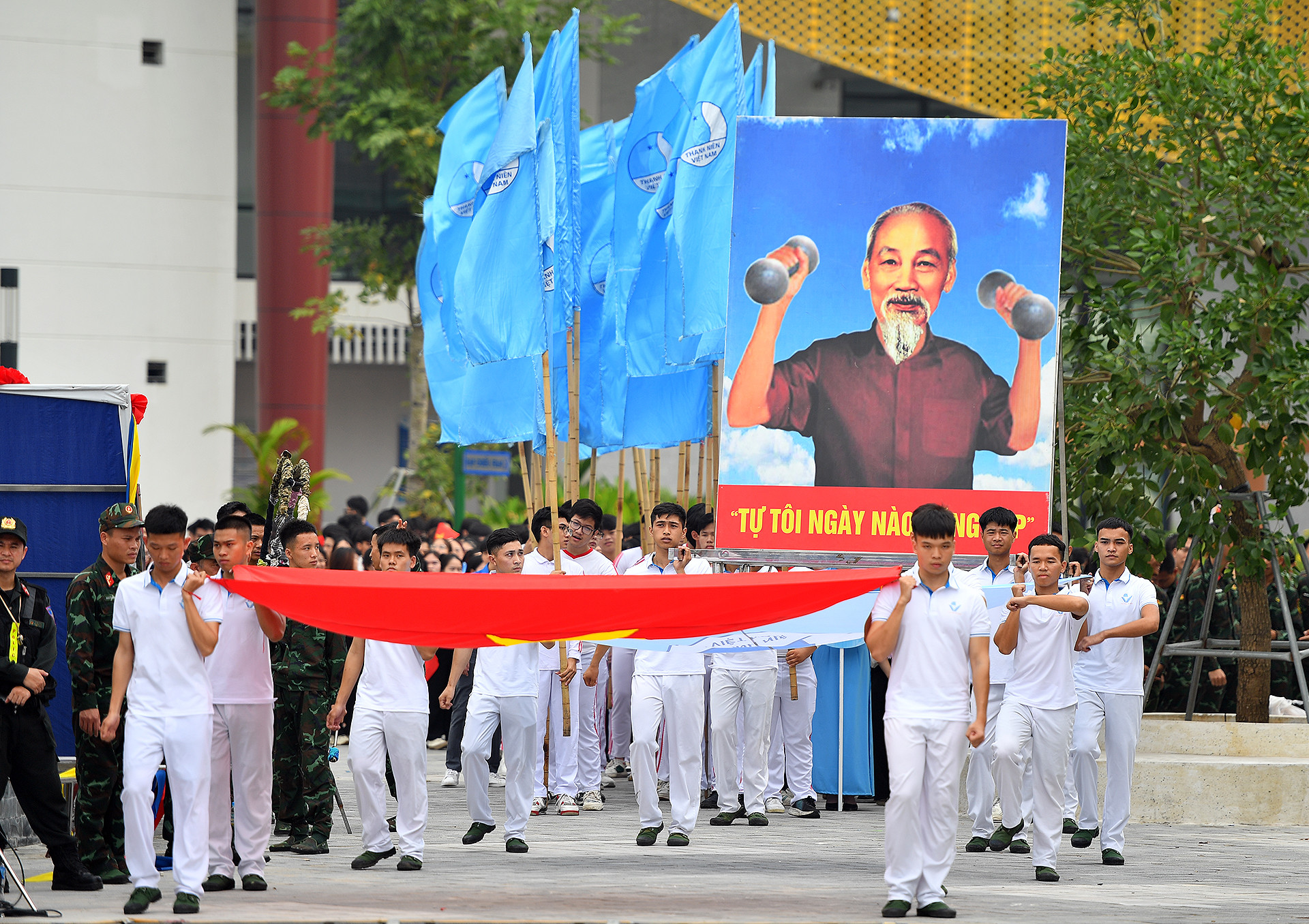 Dẫn đầu đoàn diễu hành là Quốc kỳ nước Cộng hòa xã hội chủ nghĩa Việt Nam, ảnh Chủ tịch Hồ Chí Minh và những lá cờ Hội Liên hiệp Thanh niên Việt Nam.