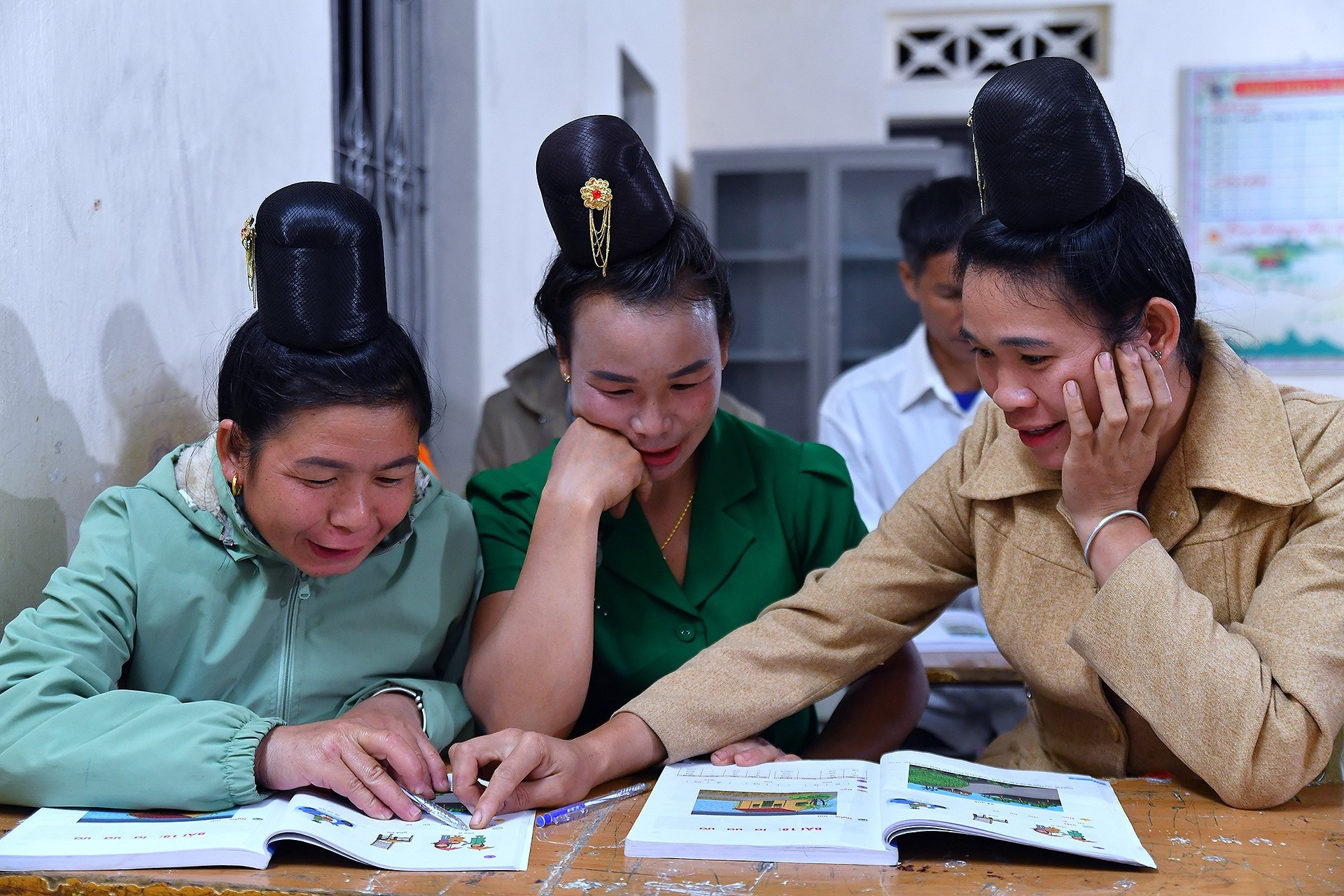 Được biết, Đại úy Lò Văn Thoại đã nhiều lần được Sở Giáo dục và Đào tạo, Hội Khuyến học tỉnh Sơn La trao tặng bằng khen, Bộ đội biên phòng tỉnh Sơn La tuyên dương "Chiến sĩ tiên tiến". Mới đây, anh vừa trở thành đại biểu chương trình "Chia sẻ cùng thầy cô" năm 2024 do Trung ương Hội Liên hiệp Thanh niên Việt Nam, Bộ Giáo dục và Đào tạo, Tập đoàn Thiên Long phối hợp tổ chức.