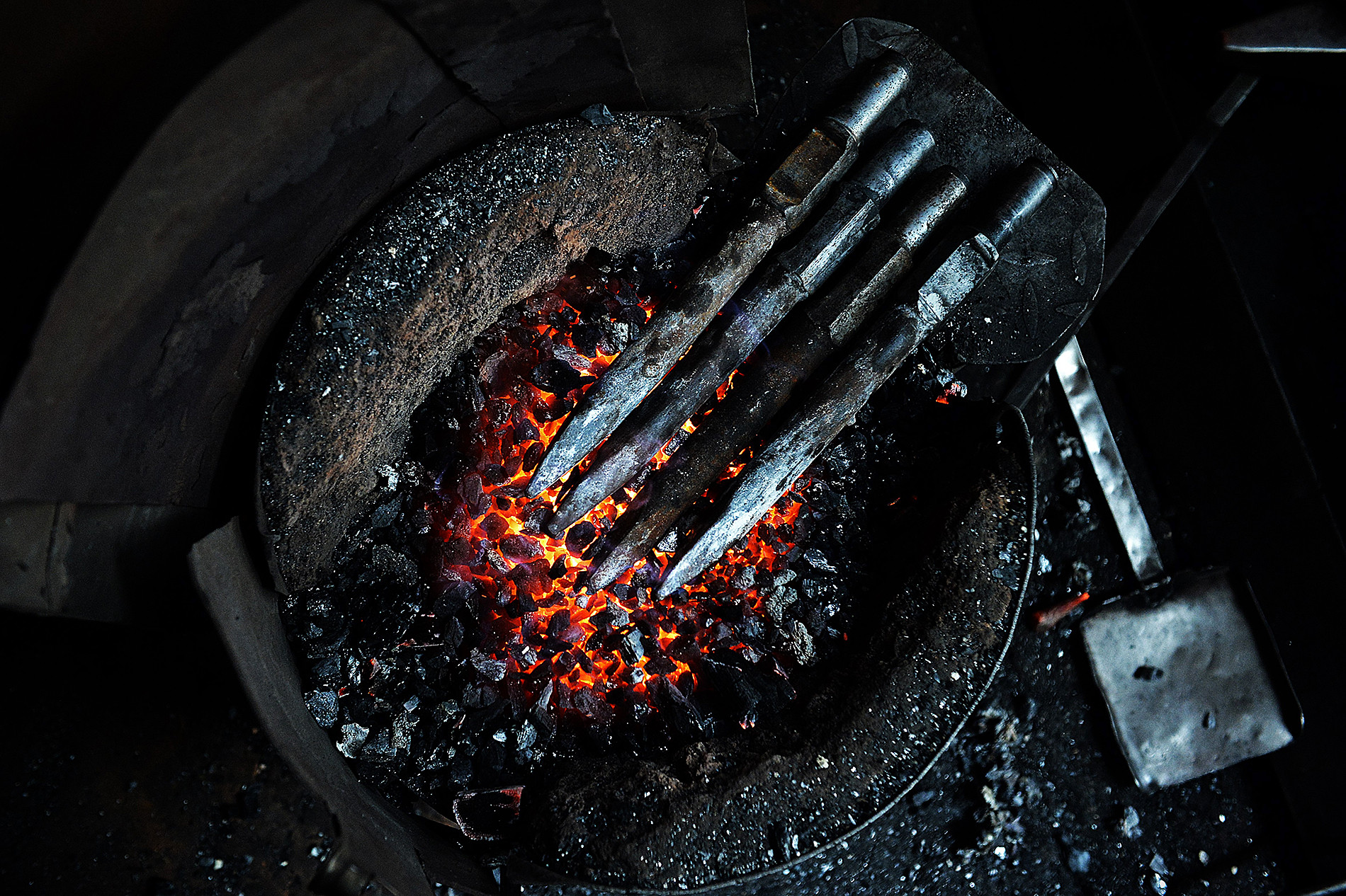 Bễ lò rèn truyền thống đỏ lửa đón những "công trình" mới.