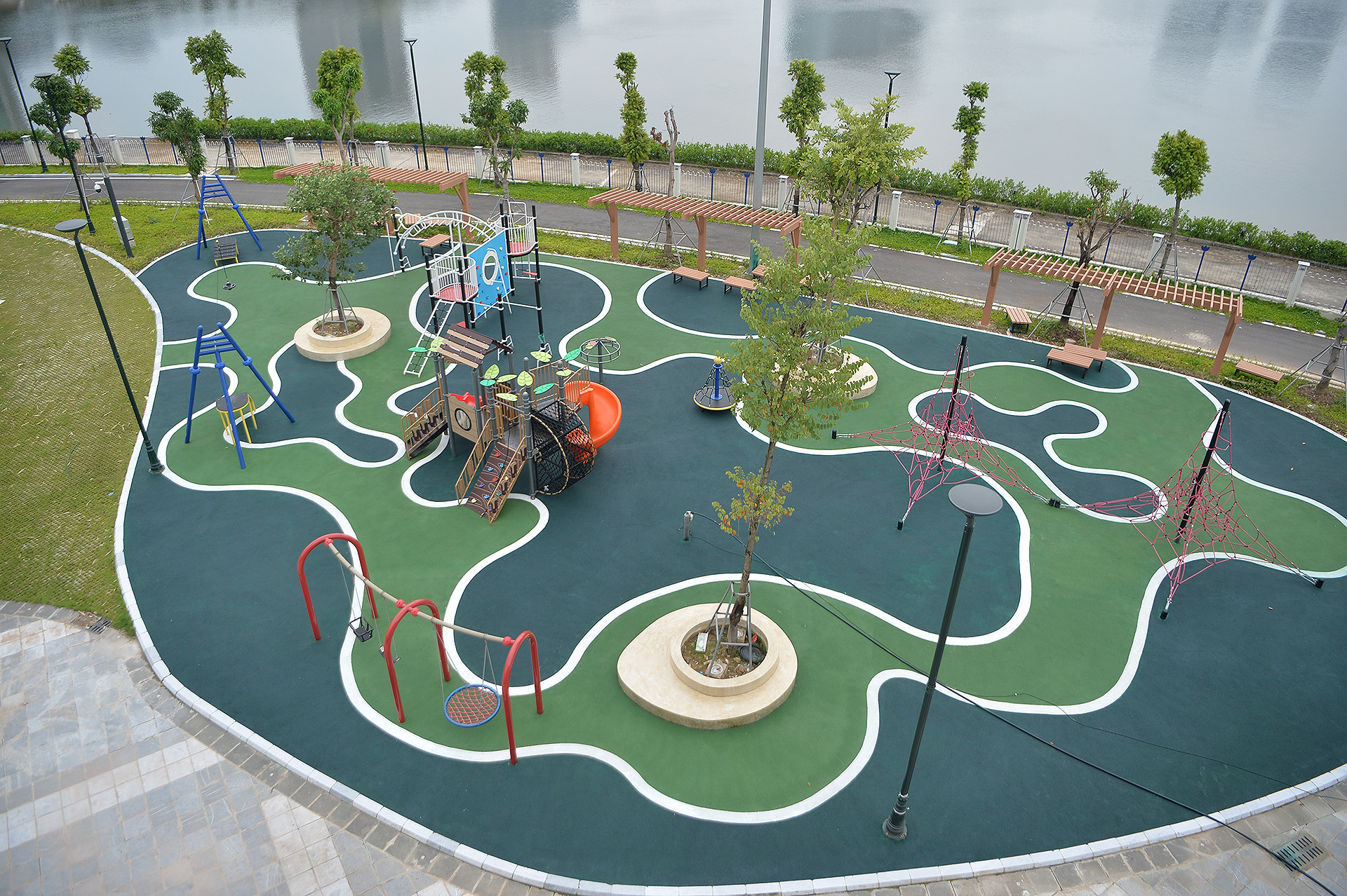 Ngay cạnh đó là khu vui chơi vận động thiếu nhi với thiết kế uốn lượn, rực rỡ.