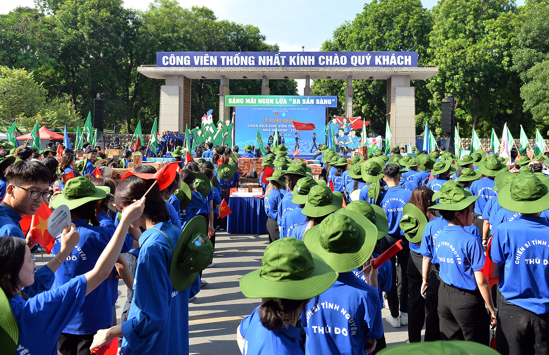 Hàng nghìn tình nguyện viên có mặt tại buổi lễ. Hàng nghìn tình nguyện viên có mặt tại buổi lễ.