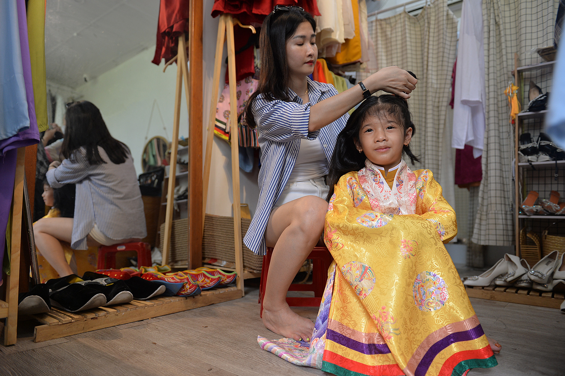 Với đặc điểm nghề nghiệp là tiếp viên hàng không, chị Thoa (quận Tân Bình, Thành phố Hồ Chí Minh) thường có dịp lui tới thành phố Huế. Biết con gái thích cổ phục, dịp nghỉ hè năm nay, chị đã đưa con và gia đình đến Huế để cùng khám phá nét đẹp của Cố đô cũng như các bộ cổ phục dân tộc.