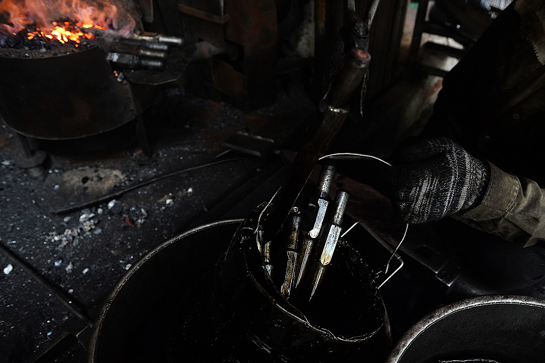 Để ra được thành phẩm cuối cùng, các mũi khoan, mũi đục tiếp tục được nhúng lần lượt vào thùng nước thường rồi đến nước muối.