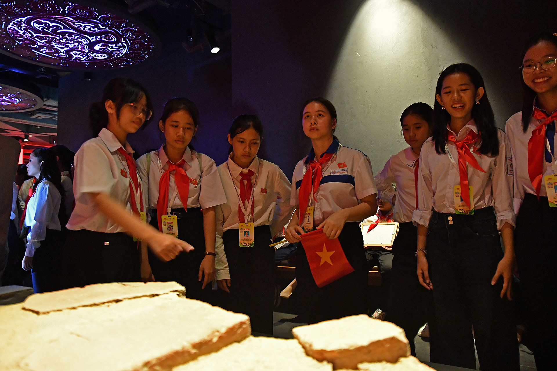 Đại biểu hào hứng tham quan di tích khảo cổ tại khu trưng bày. Đại biểu hào hứng tham quan di tích khảo cổ tại khu trưng bày.