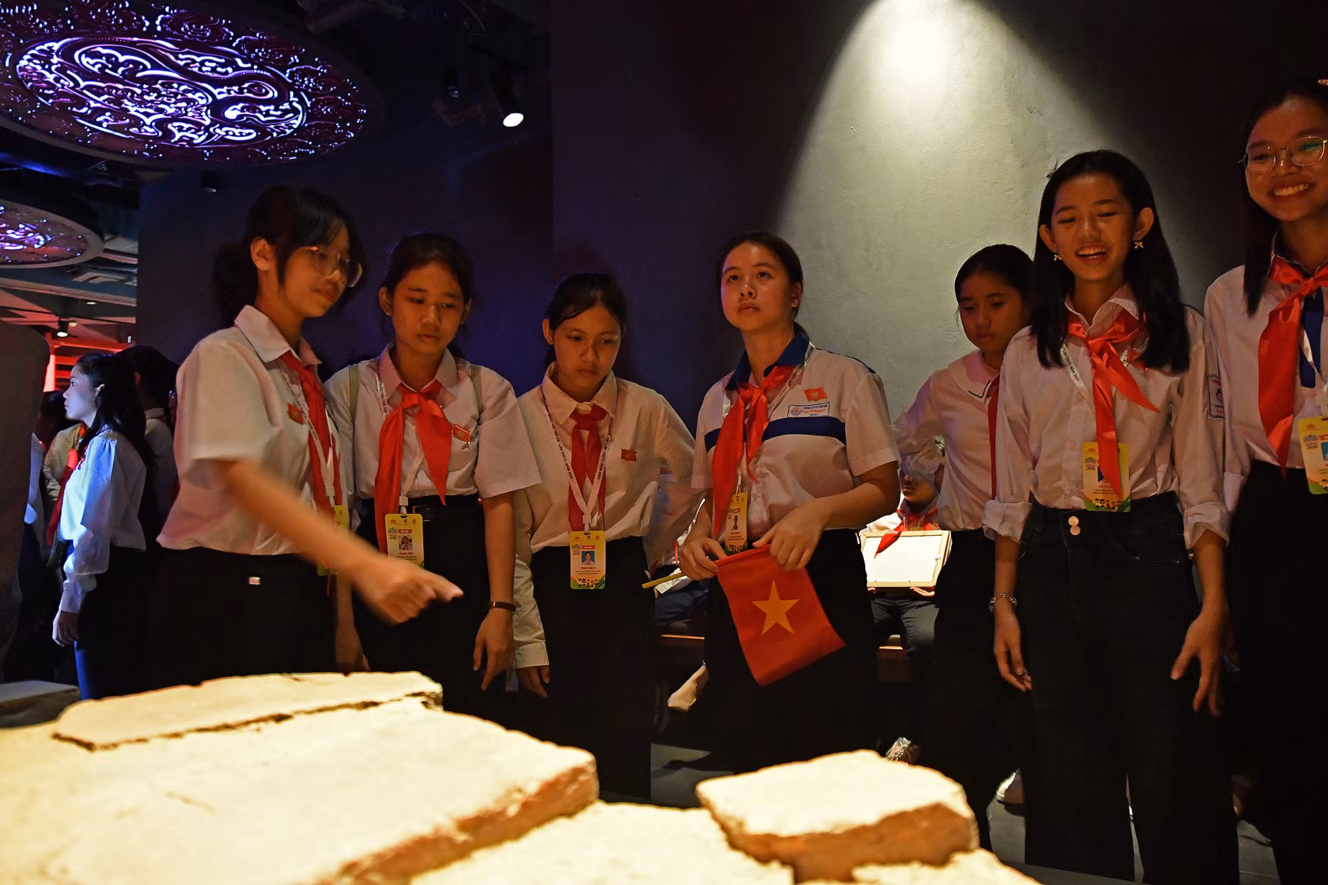 Đại biểu hào hứng tham quan di tích khảo cổ tại khu trưng bày.