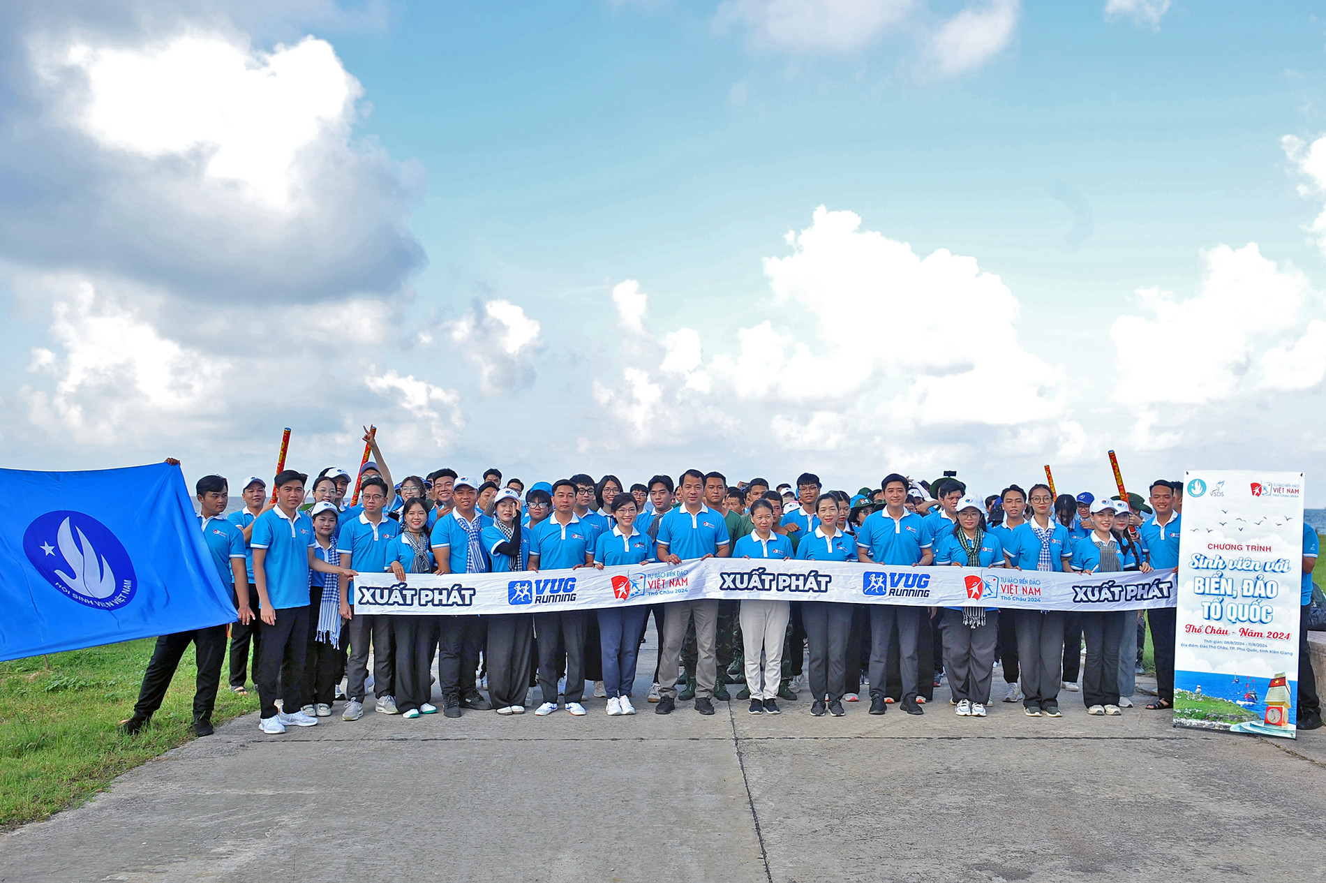 Đông đảo vận động viên tập trung tại điểm xuất phát, tạo nên không khí sôi nổi ven bờ biển từ sáng sớm.