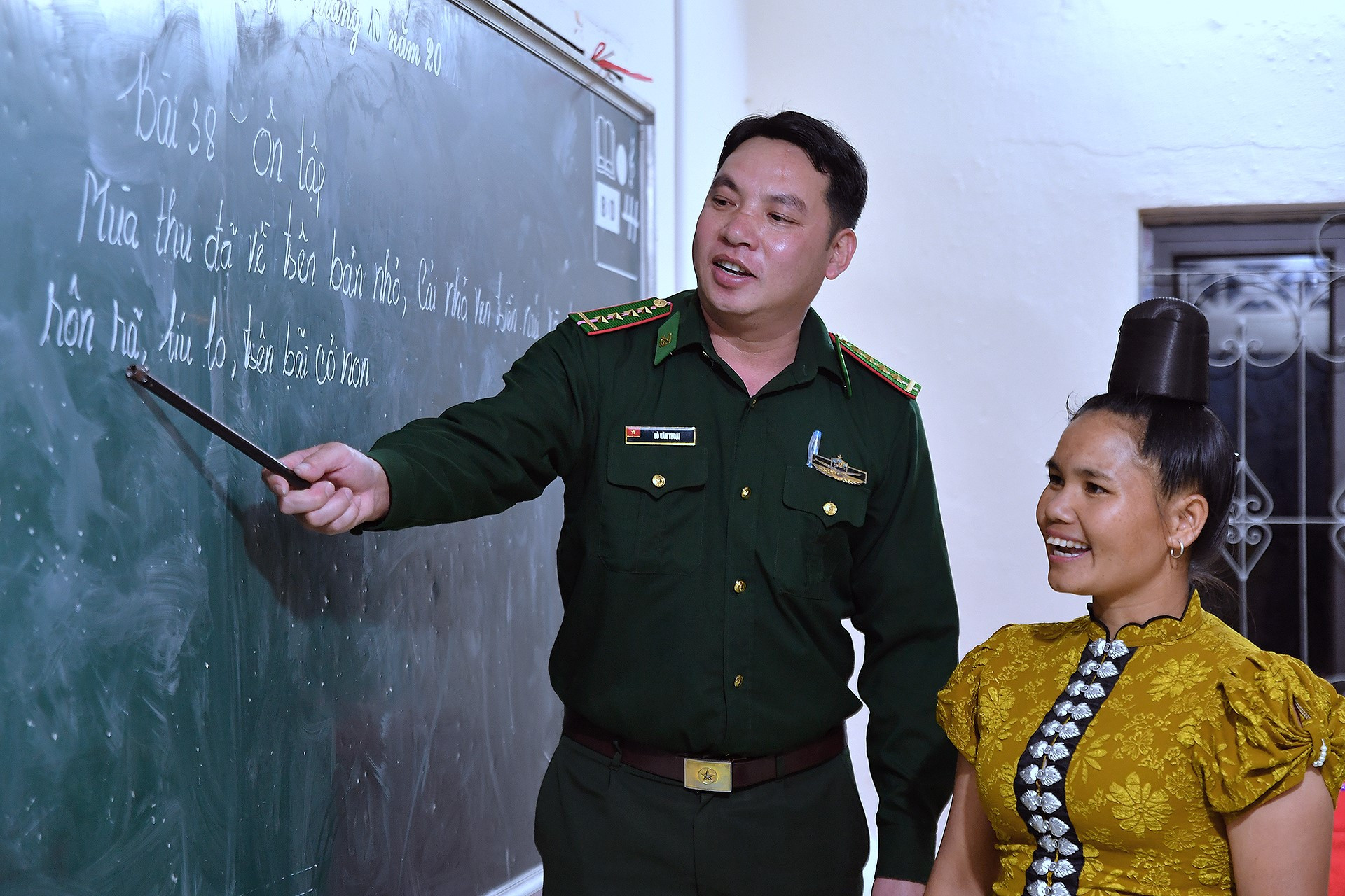 Biết đọc, biết viết, bà con bắt đầu hiểu hơn các chương trình truyền hình, nhất là các kênh khuyến nông, trao đổi kiến thức nuôi trồng. Nhiều người còn chăm chỉ đọc thêm tài liệu nông nghiệp trên các thiết bị thông minh để áp dụng vào đời sống sản xuất hằng ngày.