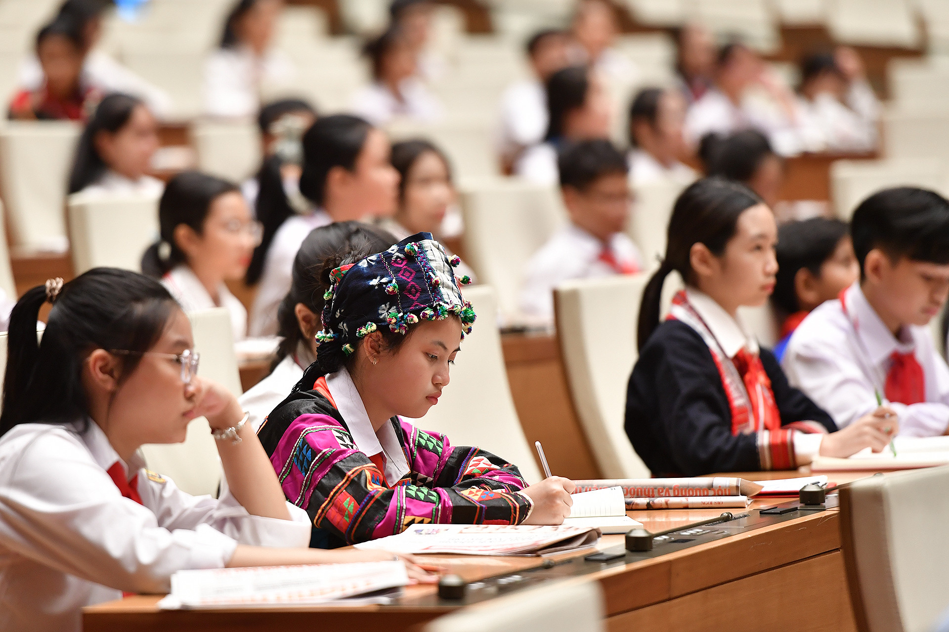 Các đại biểu dân tộc thiểu số chăm chú làm việc, ghi chép trong phiên chất vấn và trả lời chất vấn, diễn ra sáng 29/9 tại Nhà Quốc hội.