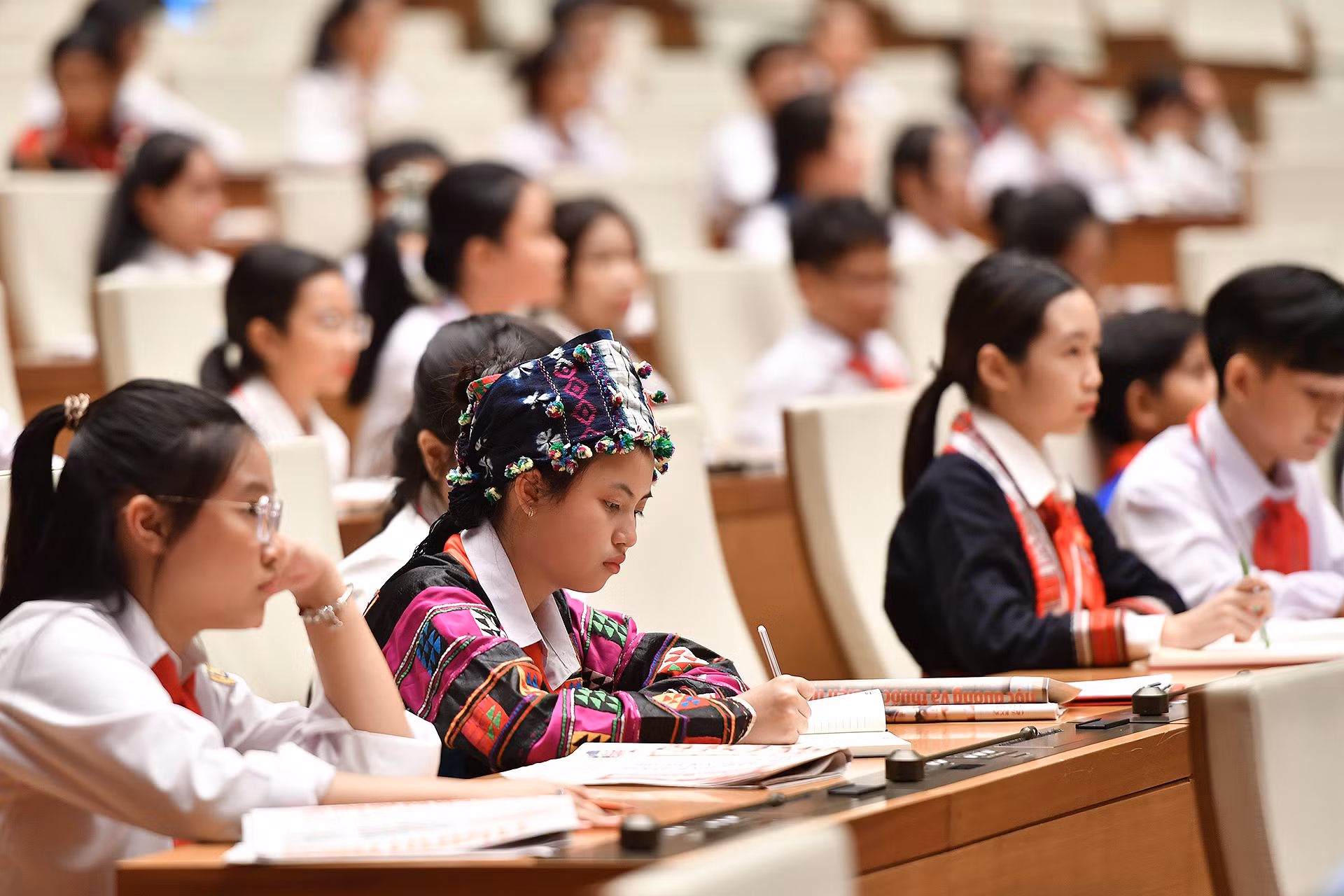 Các đại biểu dân tộc thiểu số chăm chú làm việc, ghi chép trong phiên chất vấn và trả lời chất vấn, diễn ra sáng 29/9 tại Nhà Quốc hội.