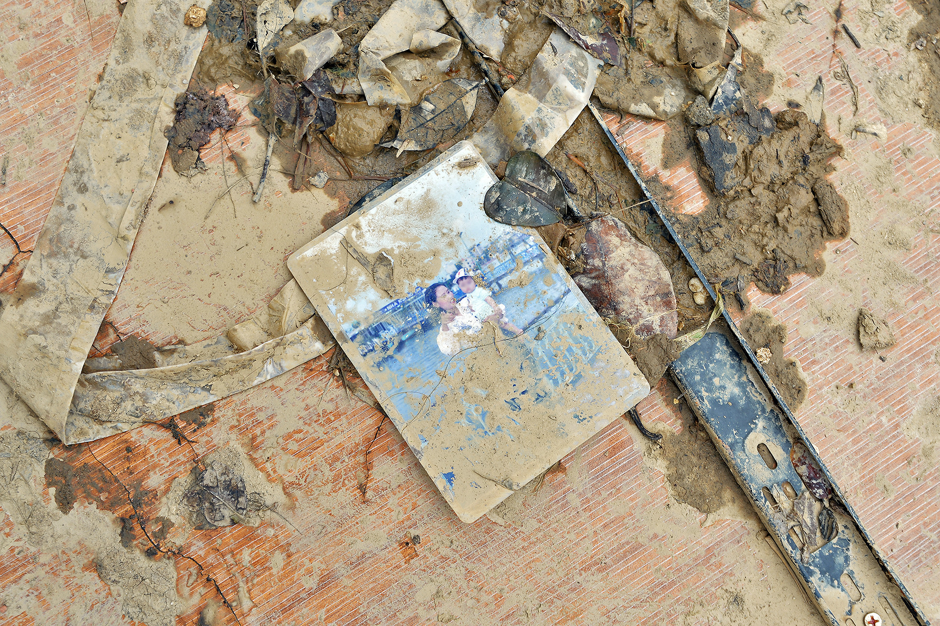 Nước lũ ngập đến nóc nhà, đồ đạc trong nhà bà con đã bị hư hỏng hoàn toàn, kể cả những kỷ vật được cất giữ cẩn thận nhất. Nước lũ ngập đến nóc nhà, đồ đạc trong nhà bà con đã bị hư hỏng hoàn toàn, kể cả những kỷ vật được cất giữ cẩn thận nhất.