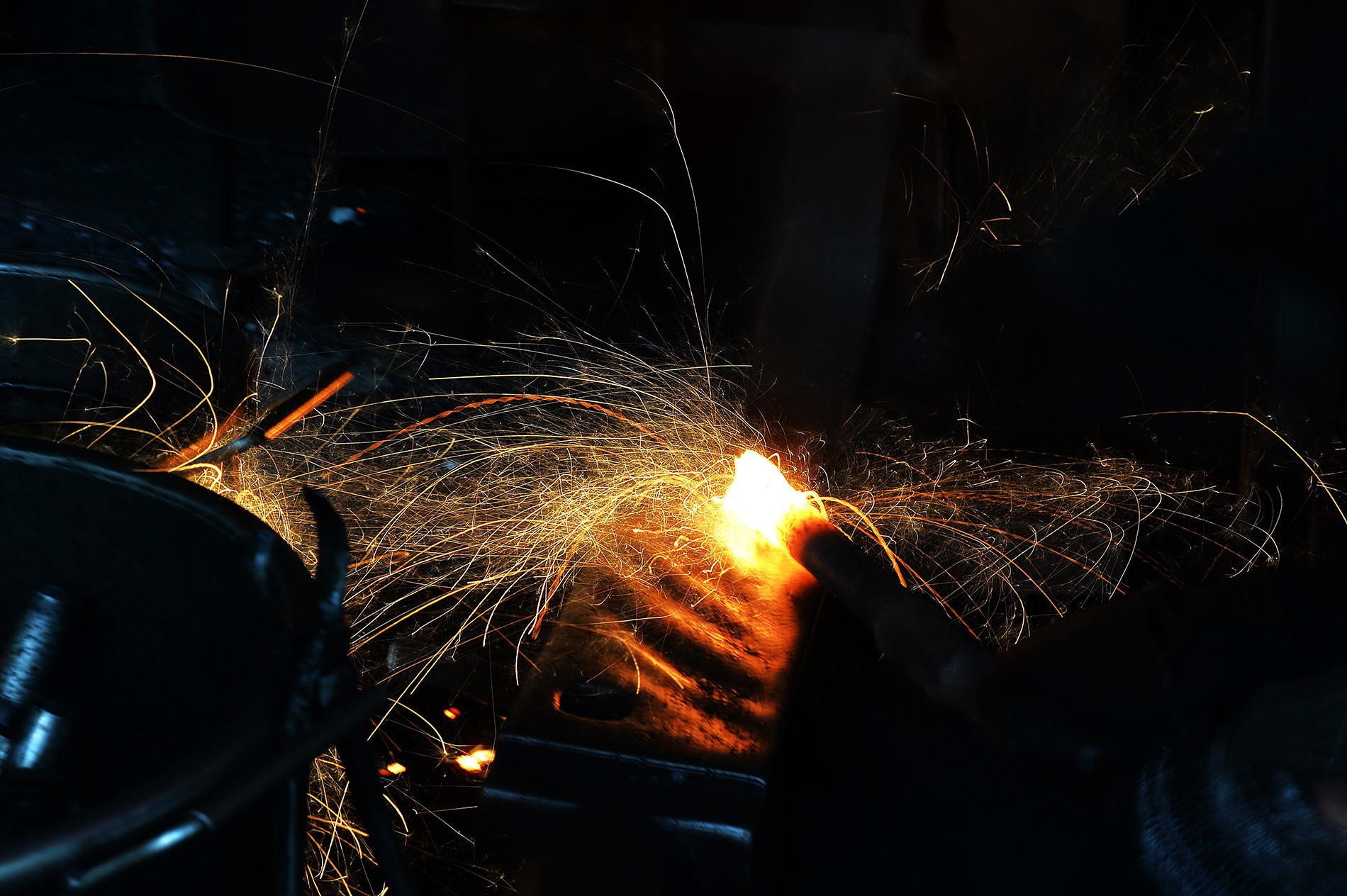 "Pháo hoa" trong xưởng rèn rộng hơn 2m2 của ông Hùng.