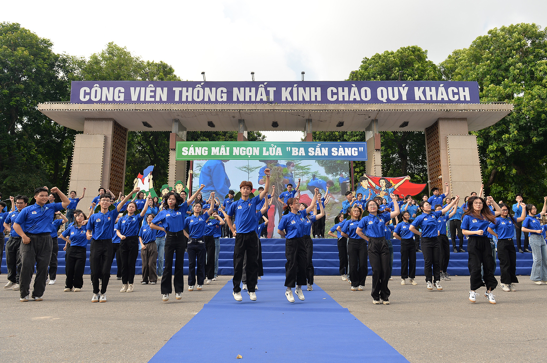 Các tình nguyện viên tham gia màn đồng diễn khởi động chiến dịch. Các tình nguyện viên tham gia màn đồng diễn khởi động chiến dịch.