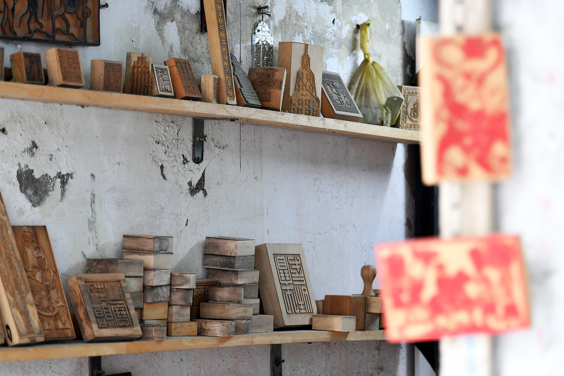 Triện khắc là môn nghệ thuật sử dụng chữ triện thư khắc lên các loại chất liệu như đá, ngọc, ngà, sừng, kim loại, gỗ... Trong đó, phổ biến nhất là khắc trên gỗ. Người khắc triện sử dụng một chiếc dao nhỏ để làm nên sản phẩm. Triện khắc là môn nghệ thuật sử dụng chữ triện thư khắc lên các loại chất liệu như đá, ngọc, ngà, sừng, kim loại, gỗ... Trong đó, phổ biến nhất là khắc trên gỗ. Người khắc triện sử dụng một chiếc dao nhỏ để làm nên sản phẩm.