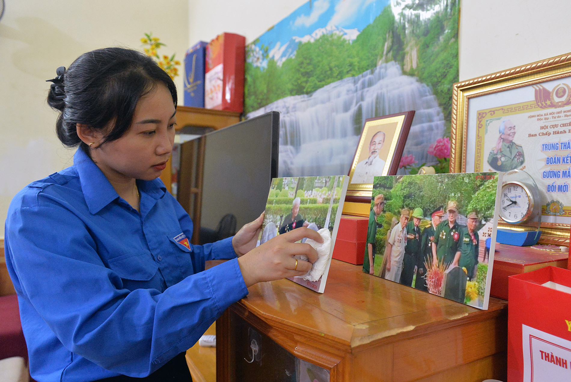 Cán bộ đoàn phường nơi ông Đán sinh sống lau dọn nhà cửa, giúp đỡ gia đình người cựu chiến binh năm nay đã 99 tuổi.