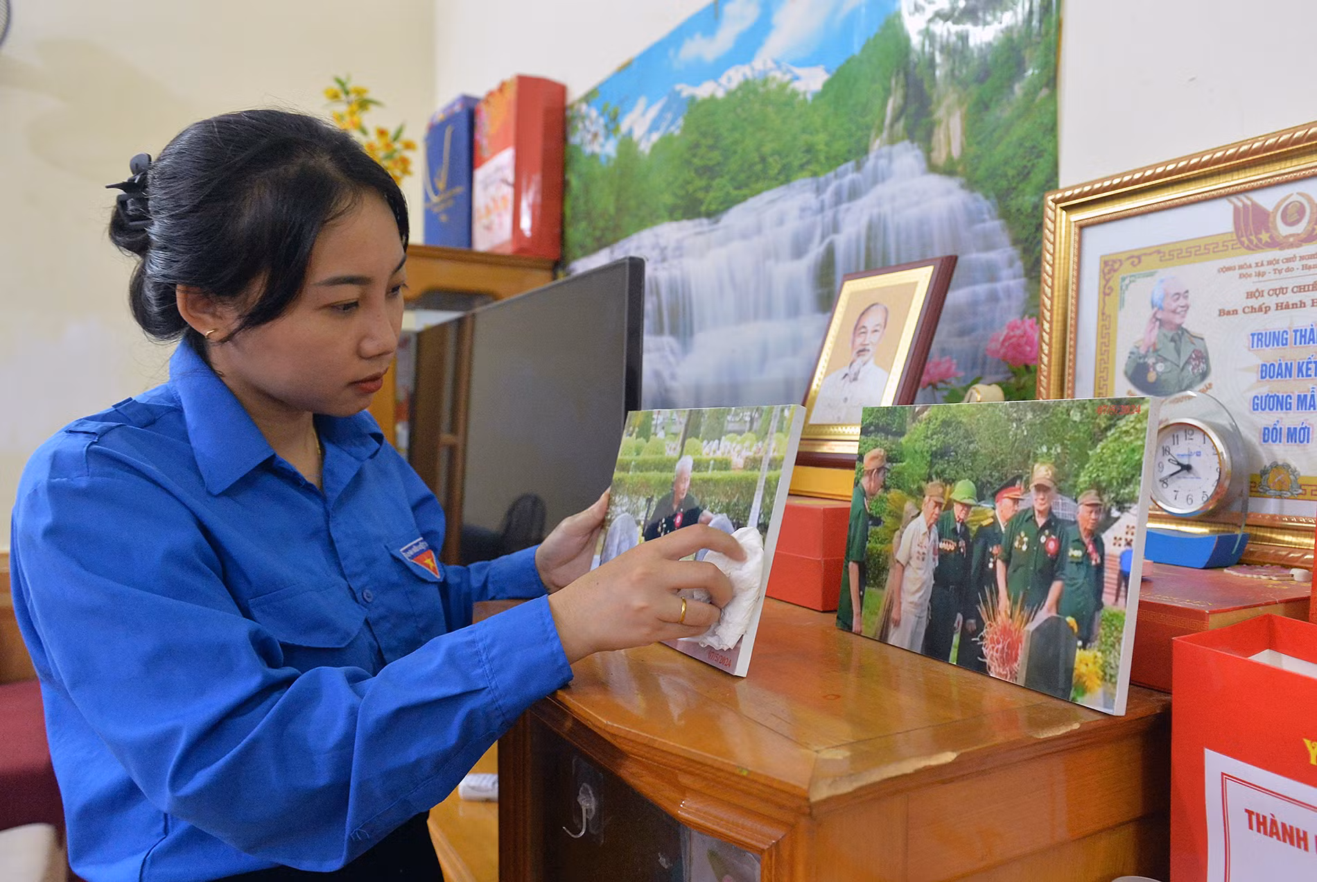 Cán bộ đoàn phường nơi ông Đán sinh sống lau dọn nhà cửa, giúp đỡ gia đình người cựu chiến binh năm nay đã 99 tuổi.