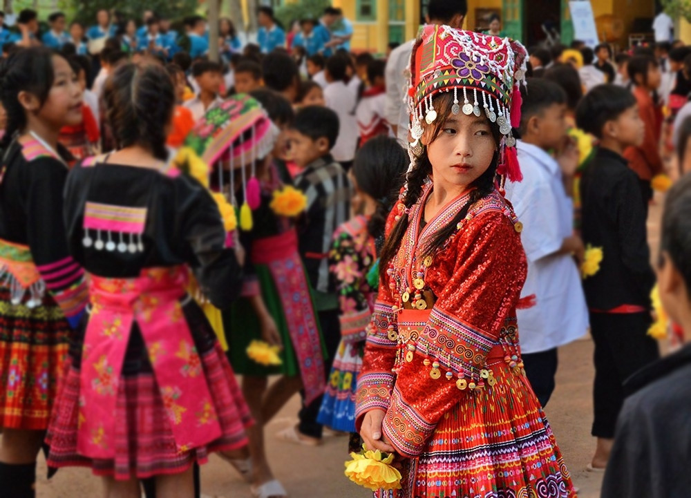 Các nữ sinh nhỏ nhắn xúng xính trong trang phục truyền thống.