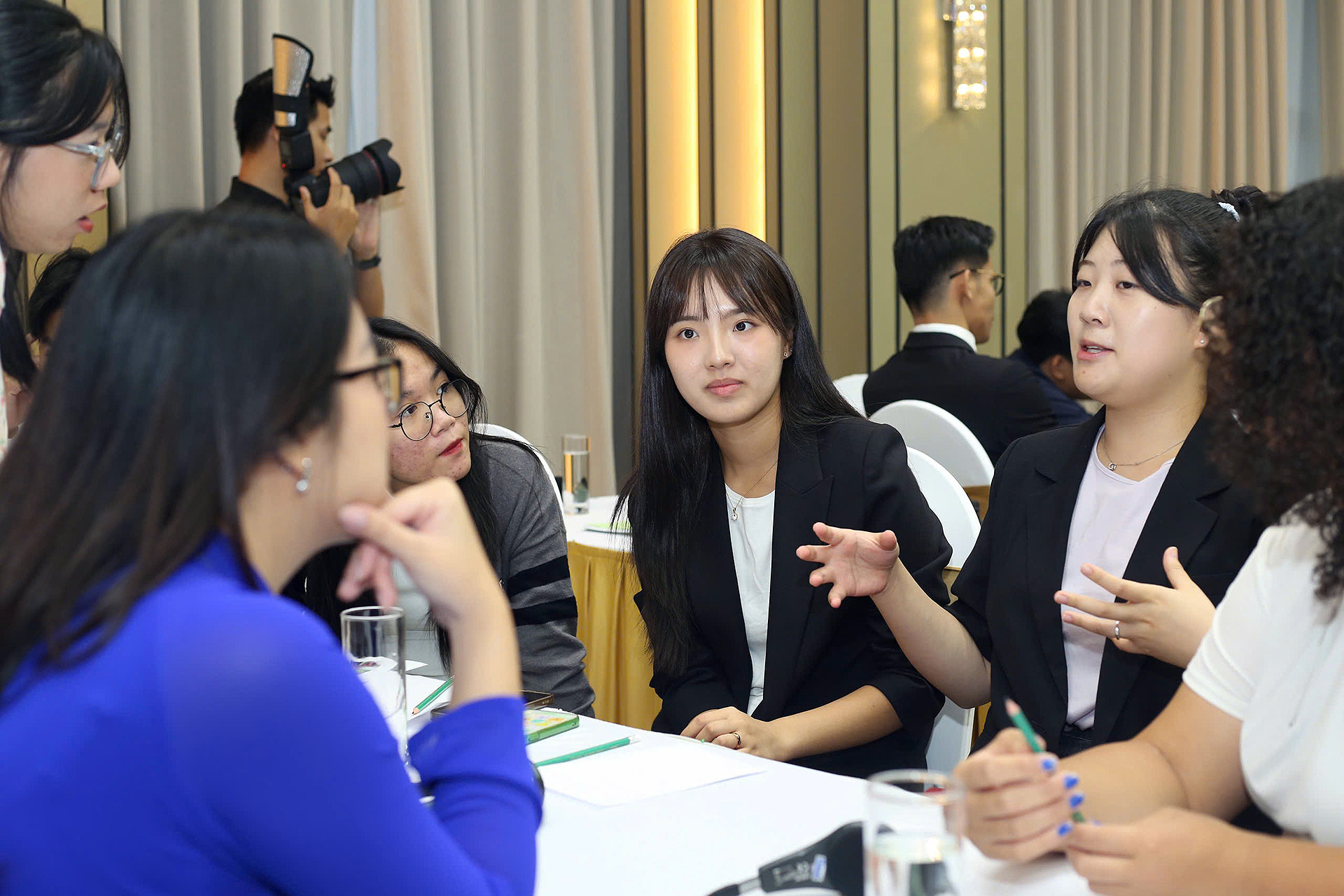 Chương trình thảo luận bàn tròn trong khuôn khổ Diễn đàn. Chương trình thảo luận bàn tròn trong khuôn khổ Diễn đàn.