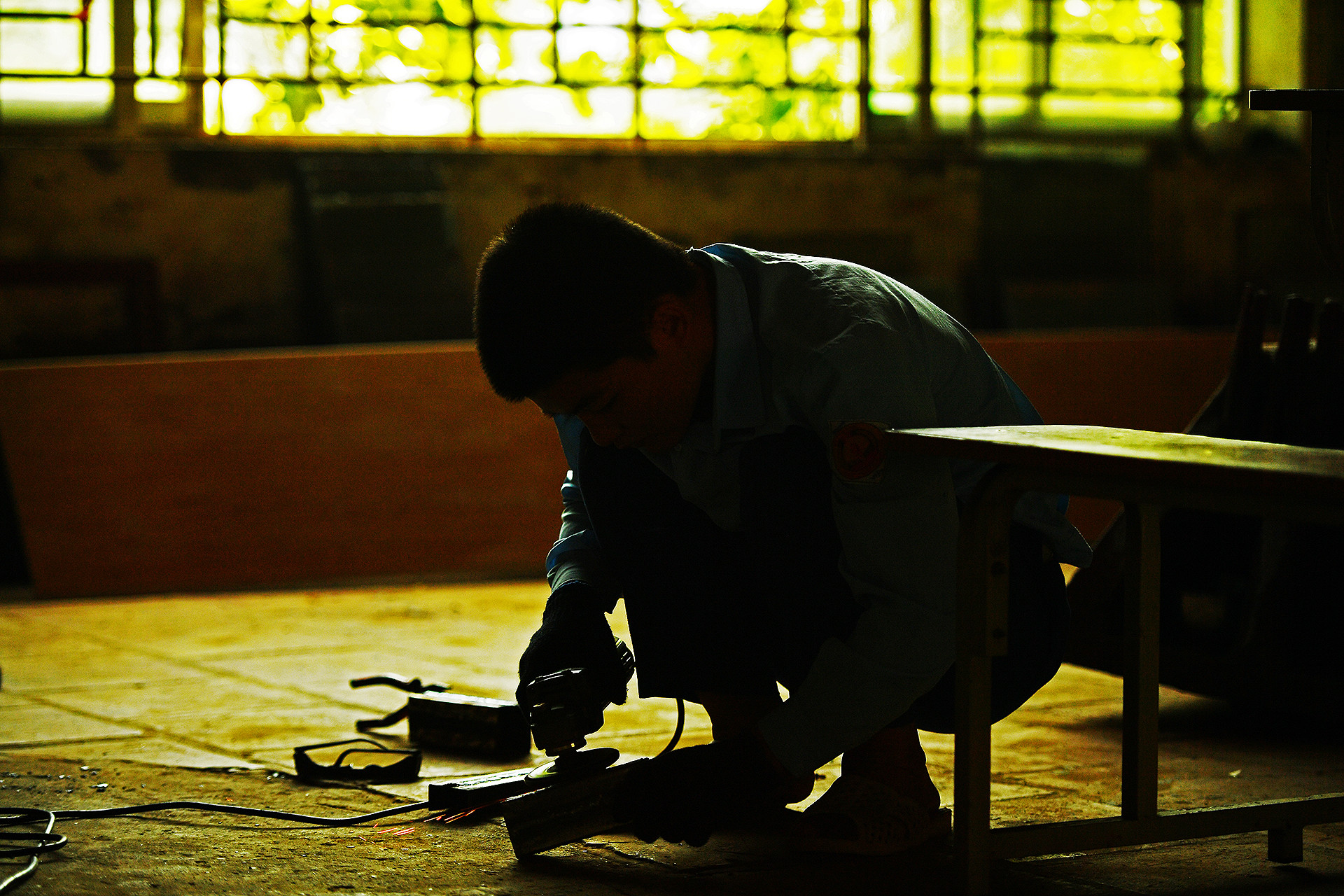 Đây là điều không quá khó hiểu, bởi dù chỉ mới 12-18 tuổi, nhưng những học sinh của anh đều từng có những hành vi gây nguy hiểm cho xã hội như giết người, hiếp dâm, trộm cắp, buôn bán và tàng trữ, sử dụng trái phép chất ma túy... trước khi vào trường.