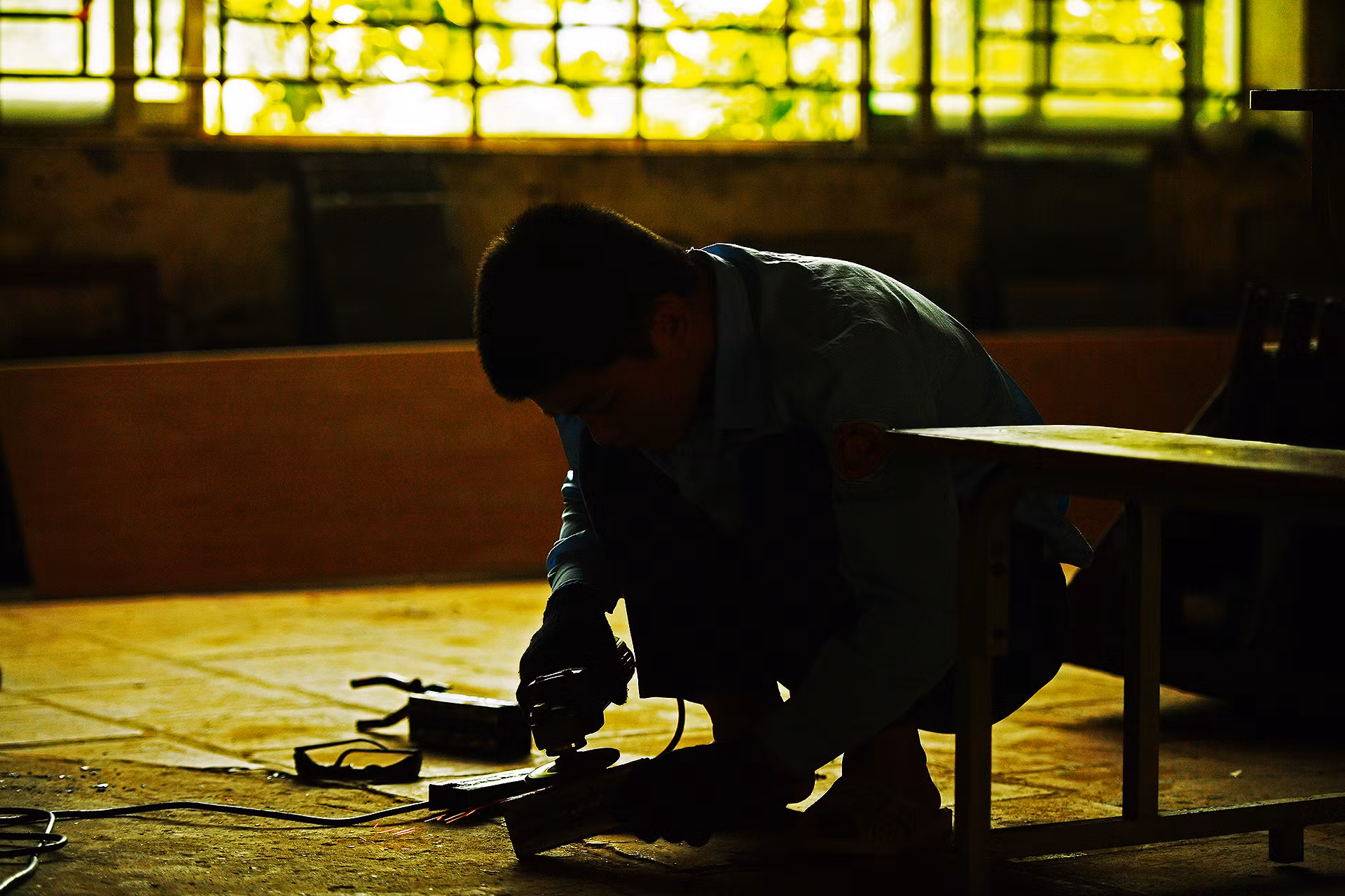 Đây là điều không quá khó hiểu, bởi dù chỉ mới 12-18 tuổi, nhưng những học sinh của anh đều từng có những hành vi gây nguy hiểm cho xã hội như giết người, hiếp dâm, trộm cắp, buôn bán và tàng trữ, sử dụng trái phép chất ma túy... trước khi vào trường.