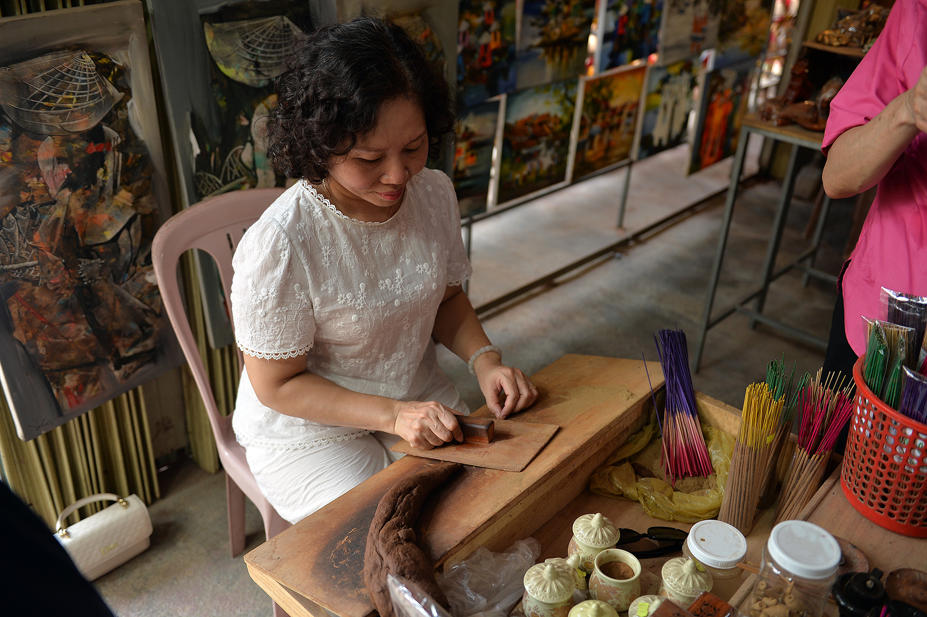 Du khách trải nghiệm se hương.