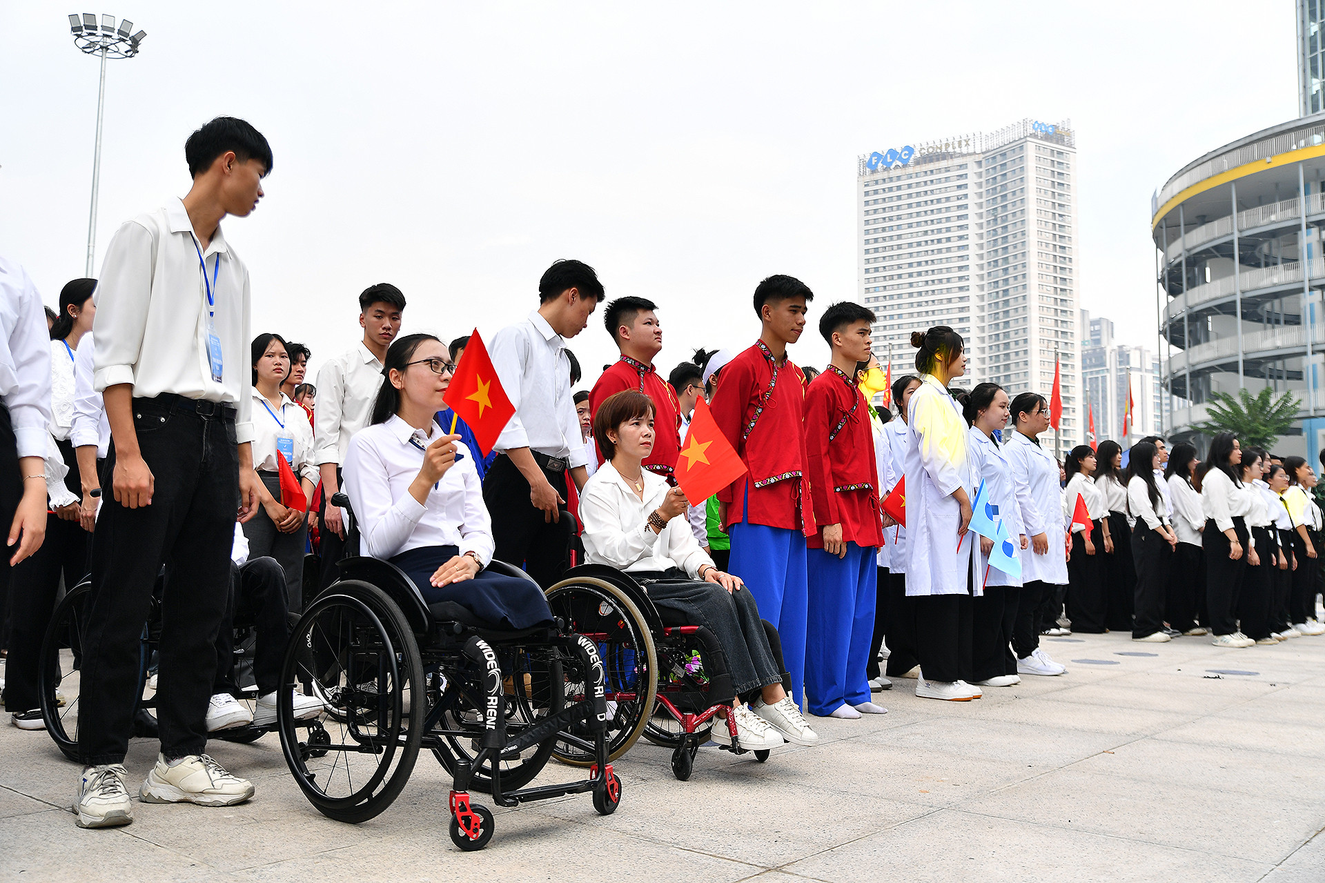 Tham gia lễ diễu hành, còn có nhiều đại biểu là thanh niên khuyết tật, thanh niên tôn giáo, các nhóm thiện nguyện với tên gọi chung "khối sắc màu tuổi trẻ".