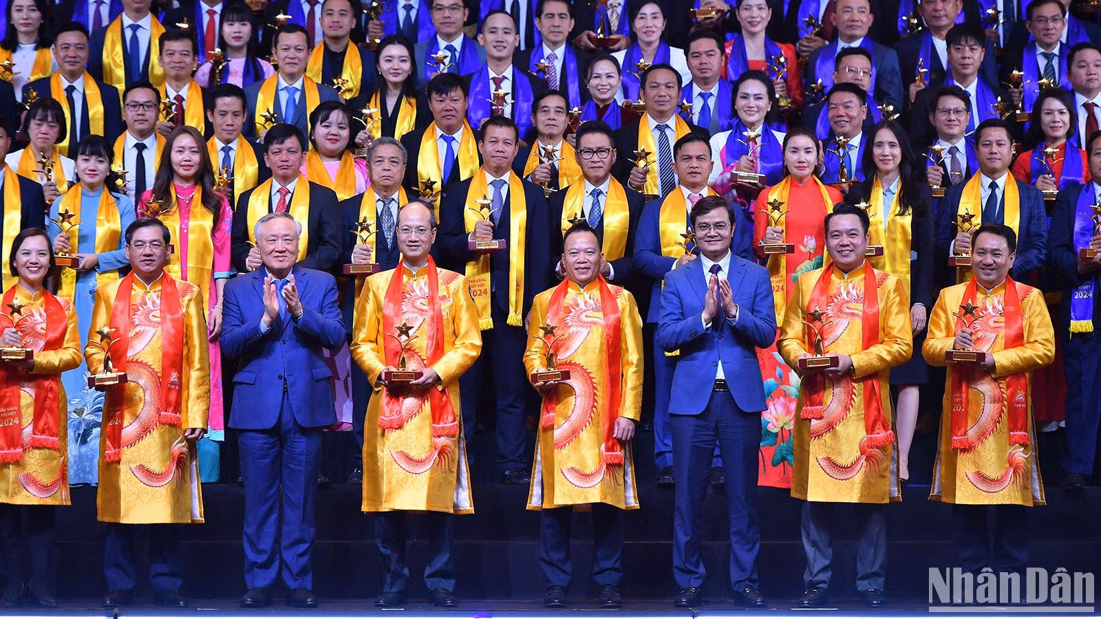 Phó Thủ tướng Thường trực Nguyễn Hòa Bình và Bí thư thứ nhất Trung ương Đoàn Bùi Quang Huy trao danh hiệu tốp 10 Sao vàng đất Việt năm 2024 tặng đại diện các doanh nghiệp tiêu biểu, xuất sắc. 