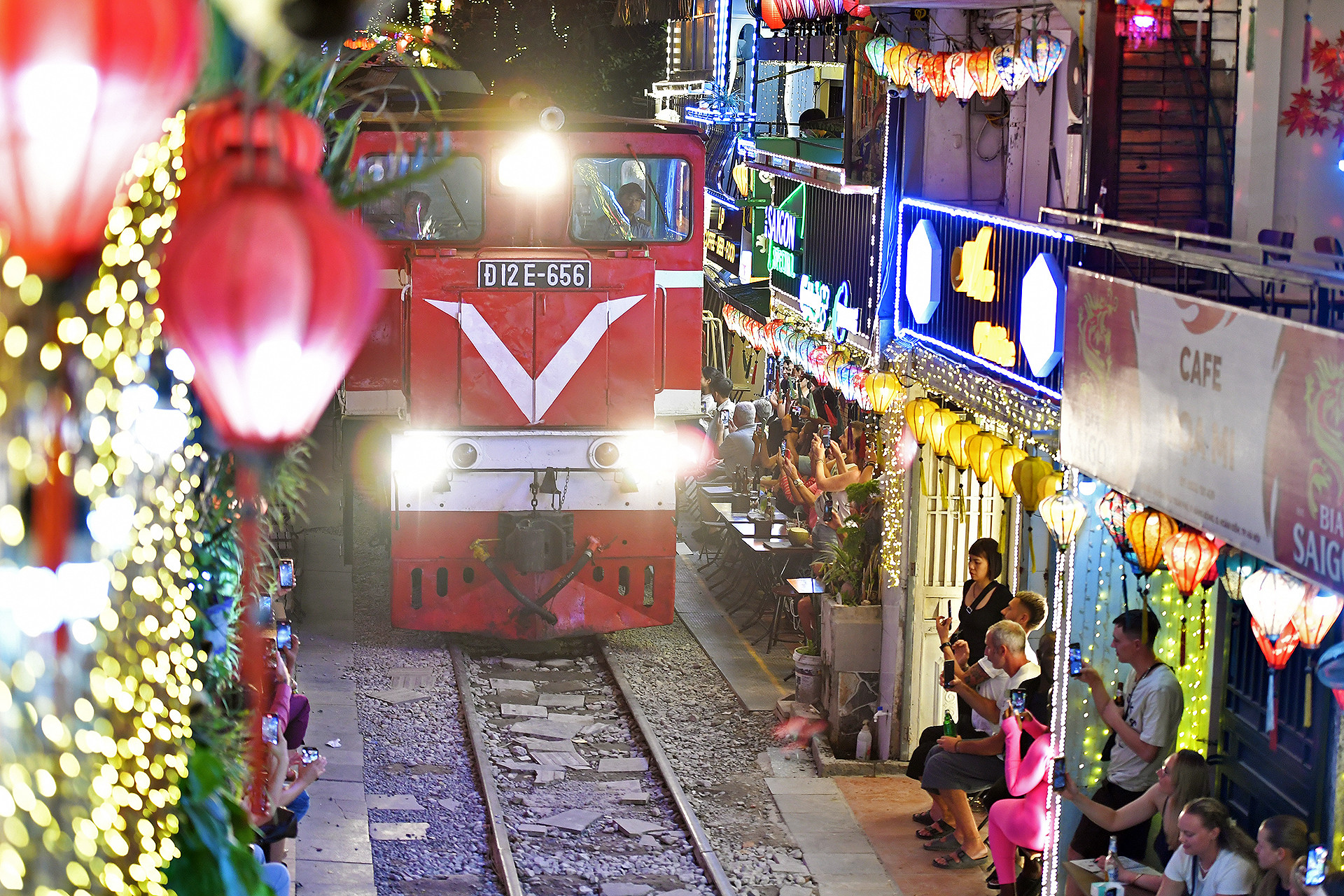 Mỗi ngày, có khoảng 5-7 chuyến tàu đi qua khu tổ hợp "cà phê đường tàu". Ngay khi những hồi chuông lanh lảnh cất lên, nhân viên các quán giải khát lại nhanh chóng ổn định vị trí của du khách như để chuẩn bị bước vào một tiết mục trình diễn đặc biệt.