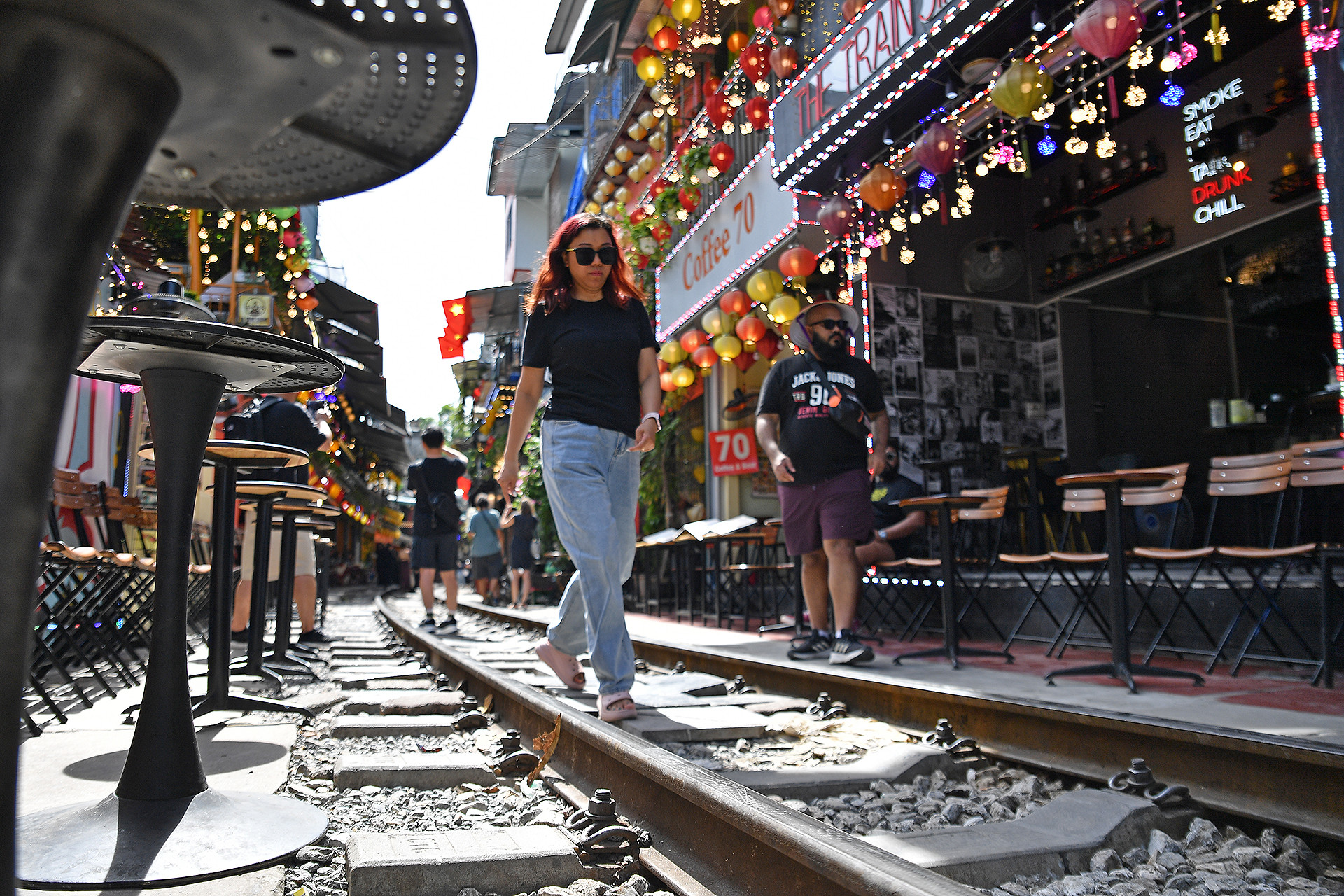 Tuy nhiên, bất chấp những lệnh cấm được liên tục đặt ra, các loại hình dịch vụ liên quan vẫn đua nhau mọc lên với tốc độ chóng mặt, khiến "xóm đường tàu" dần trở thành "khu cà phê đường tàu". Khu vực này nổi tiếng đến mức, hầu như mọi người khách du lịch nước ngoài, nhất là "du lịch bụi" đều muốn đặt chân đến đây và trải nghiệm ít nhất một lần trong đời.