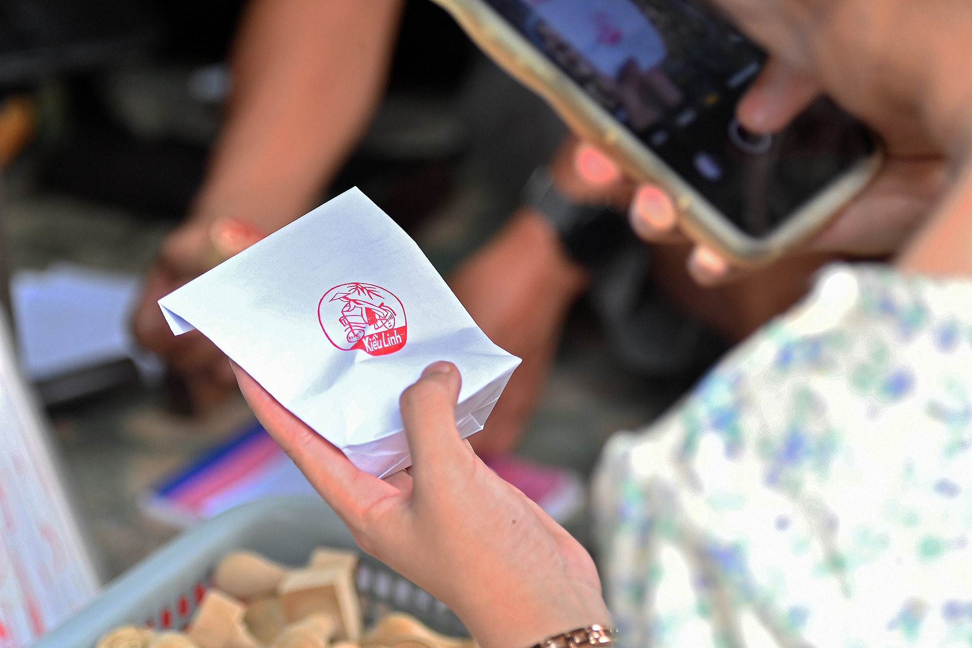 Sau khi hoàn thành, sản phẩm sẽ được cho vào một chiếc túi giấy, bên ngoài được triện bằng chính con dấu mà khách hàng đặt mua. Quá trình hoàn thiện một con dấu gỗ kéo dài trong khoảng 10-30 phút tùy loại. Nhiều du khách cho biết, điểm thú vị của việc mua một con dấu gỗ làm quà kỷ niệm không là việc được thoải mái cá nhân hóa theo sở thích, mà còn nằm ở chính khoảng thời gian ngồi ngắm nghía các nghệ nhân say sưa thổi hồn vào sản phẩm. Sau khi hoàn thành, sản phẩm sẽ được cho vào một chiếc túi giấy, bên ngoài được triện bằng chính con dấu mà khách hàng đặt mua. Quá trình hoàn thiện một con dấu gỗ kéo dài trong khoảng 10-30 phút tùy loại. Nhiều du khách cho biết, điểm thú vị của việc mua một con dấu gỗ làm quà kỷ niệm không là việc được thoải mái cá nhân hóa theo sở thích, mà còn nằm ở chính khoảng thời gian ngồi ngắm nghía các nghệ nhân say sưa thổi hồn vào sản phẩm.