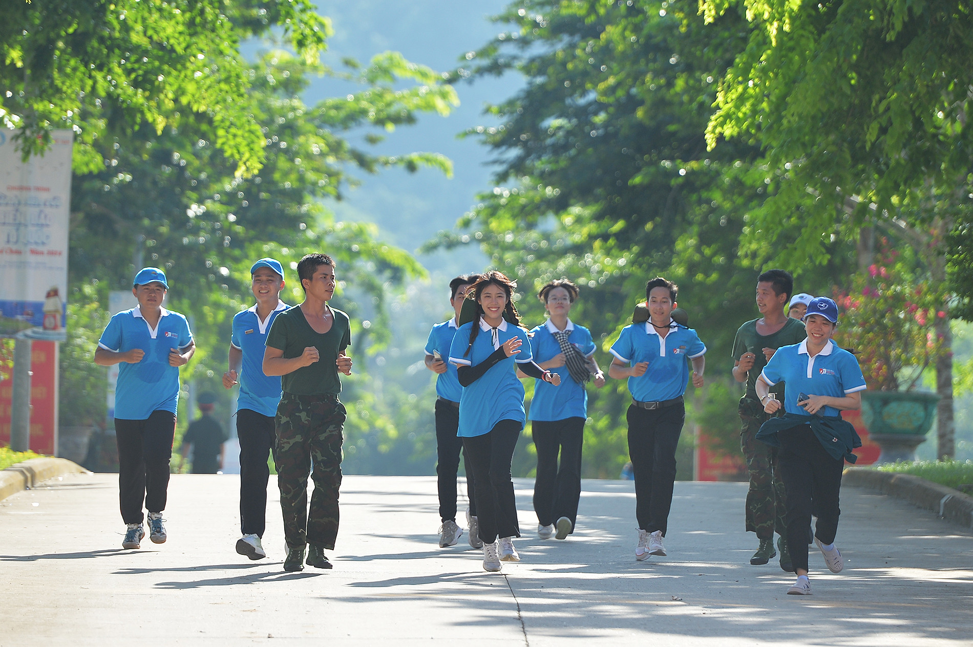 Nữ ca sĩ PiaLinh (ở giữa) cùng các vận động viên sải bước trên cung đường chạy tuyệt đẹp.