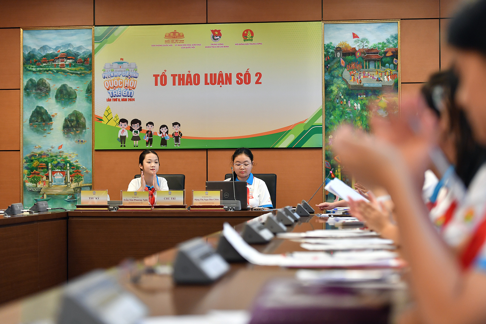 Những ý kiến hay, xác đáng sẽ được chủ trì và các đại biểu khác trong tổ vỗ tay chúc mừng.