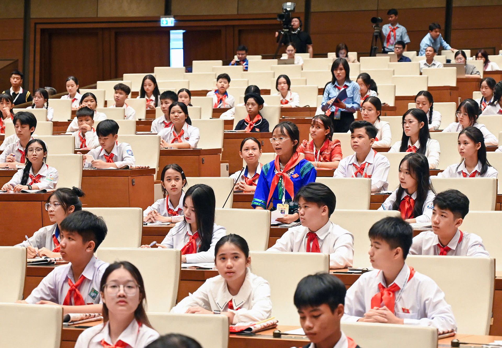 Các đại biểu hăng hái tham gia chất vấn về 2 chủ đề bạo lực học đường và phòng, chống chất kích thích, thuốc lá thế hệ mới.