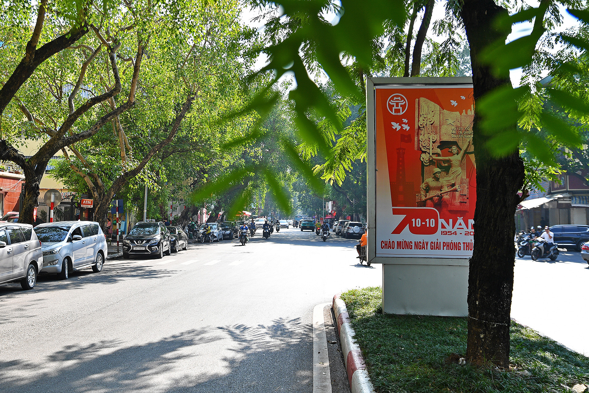 Những hình ảnh kỷ niệm Ngày Giải phóng Thủ đô nghìn năm văn hiến dần xuất hiện gần khu vực hồ Thiền Quang, thuộc địa bàn quận Hai Bà Trưng.