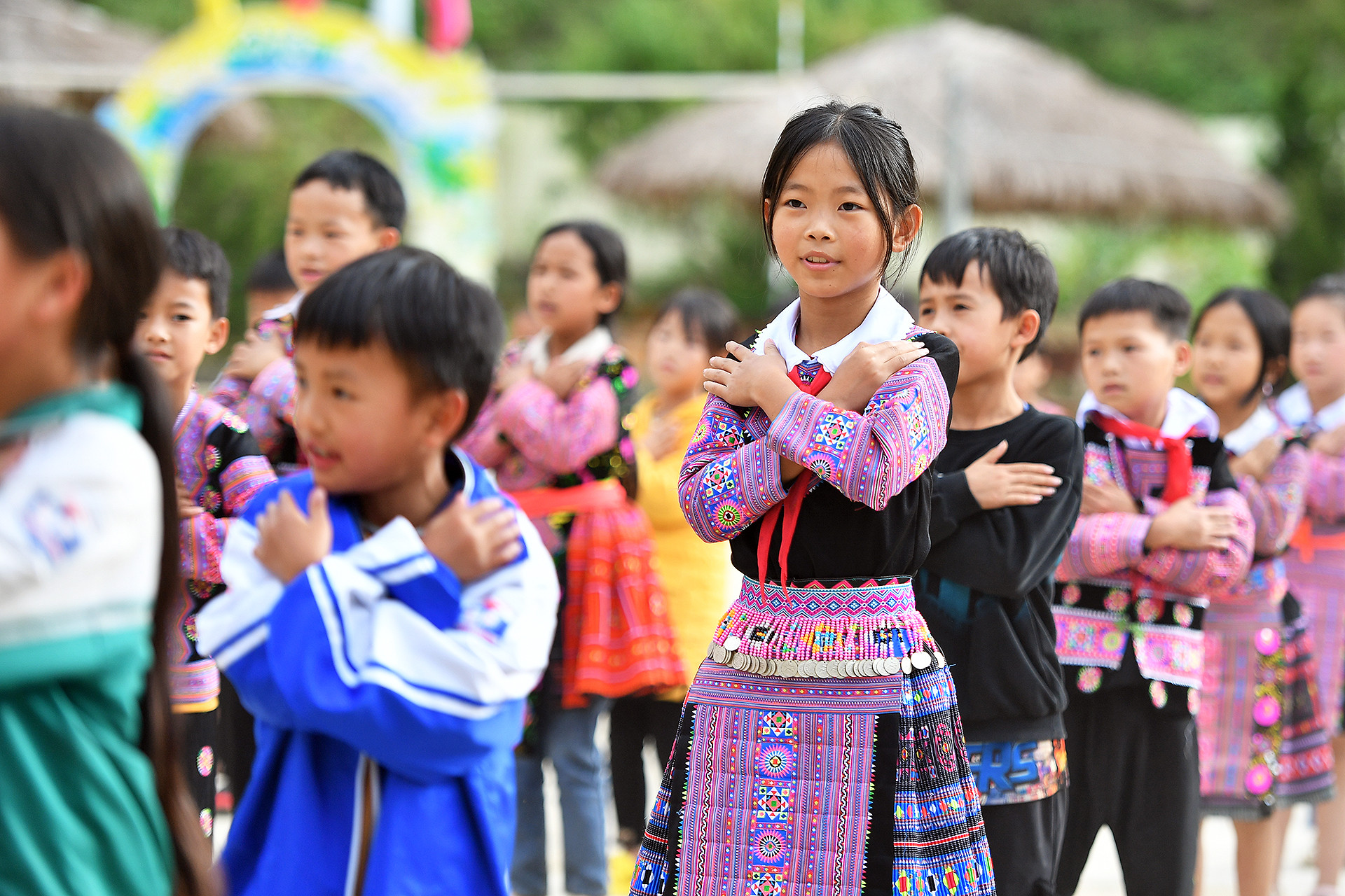 Nằm trải dài theo tuyến Quốc lộ 6, xã Lóng Luông từ lâu được xem như cửa ngõ nối 2 tỉnh Sơn La và Hòa Bình. Bà con ở Lóng Luông chủ yếu là đồng bào các dân tộc Thái, Kinh, Dao, H'Mông… Trong đó, người H'Mông chiếm phần lớn dân số.