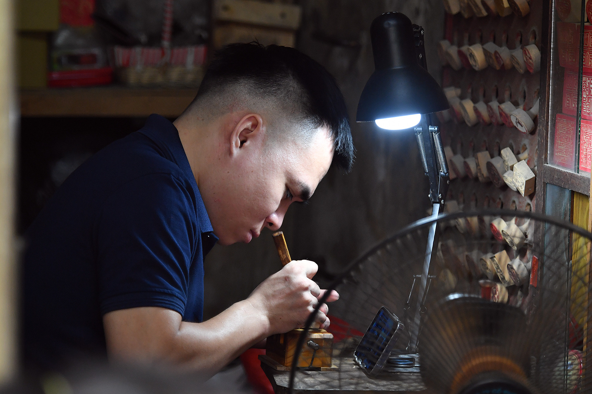 Giống với một số nghề cổ xưa, triện khắc thường chỉ được các nghệ nhân truyền lại cho con cháu trong nhà. Người học nghề sẽ phải trải qua khoảng 1-2 năm để có thể cho ra những sản phẩm đơn giản. Tùy vào sự khéo tay và năng khiếu, mỗi người thợ sẽ có một hướng đi riêng để phát triển và hoàn thiện nghề. Giống với một số nghề cổ xưa, triện khắc thường chỉ được các nghệ nhân truyền lại cho con cháu trong nhà. Người học nghề sẽ phải trải qua khoảng 1-2 năm để có thể cho ra những sản phẩm đơn giản. Tùy vào sự khéo tay và năng khiếu, mỗi người thợ sẽ có một hướng đi riêng để phát triển và hoàn thiện nghề.